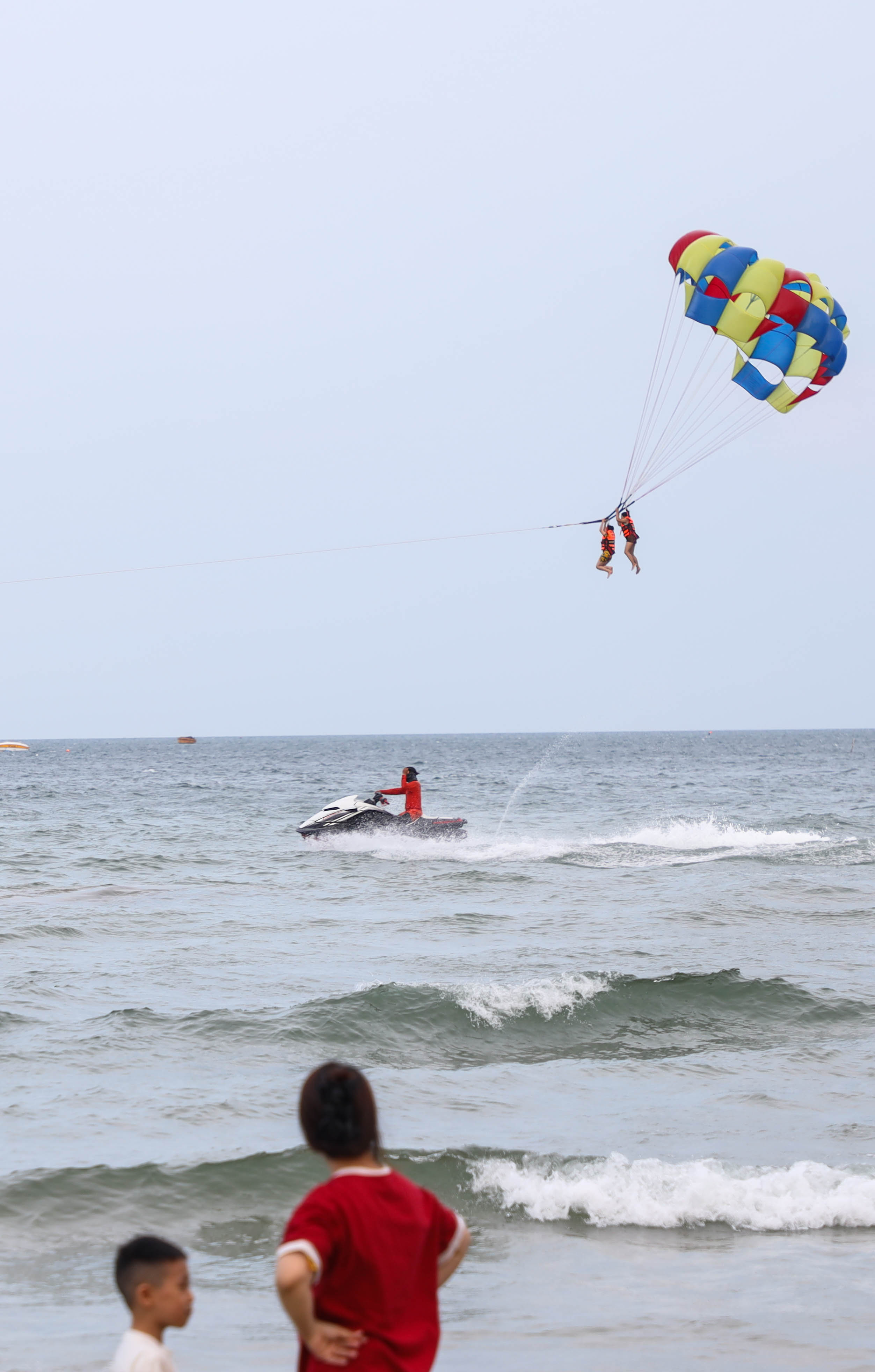 Biển Đ&agrave; Nẵng ken đặc người chiều 30.4, kh&ocirc;ng kh&iacute; nghỉ lễ s&ocirc;i động- Ảnh 13.