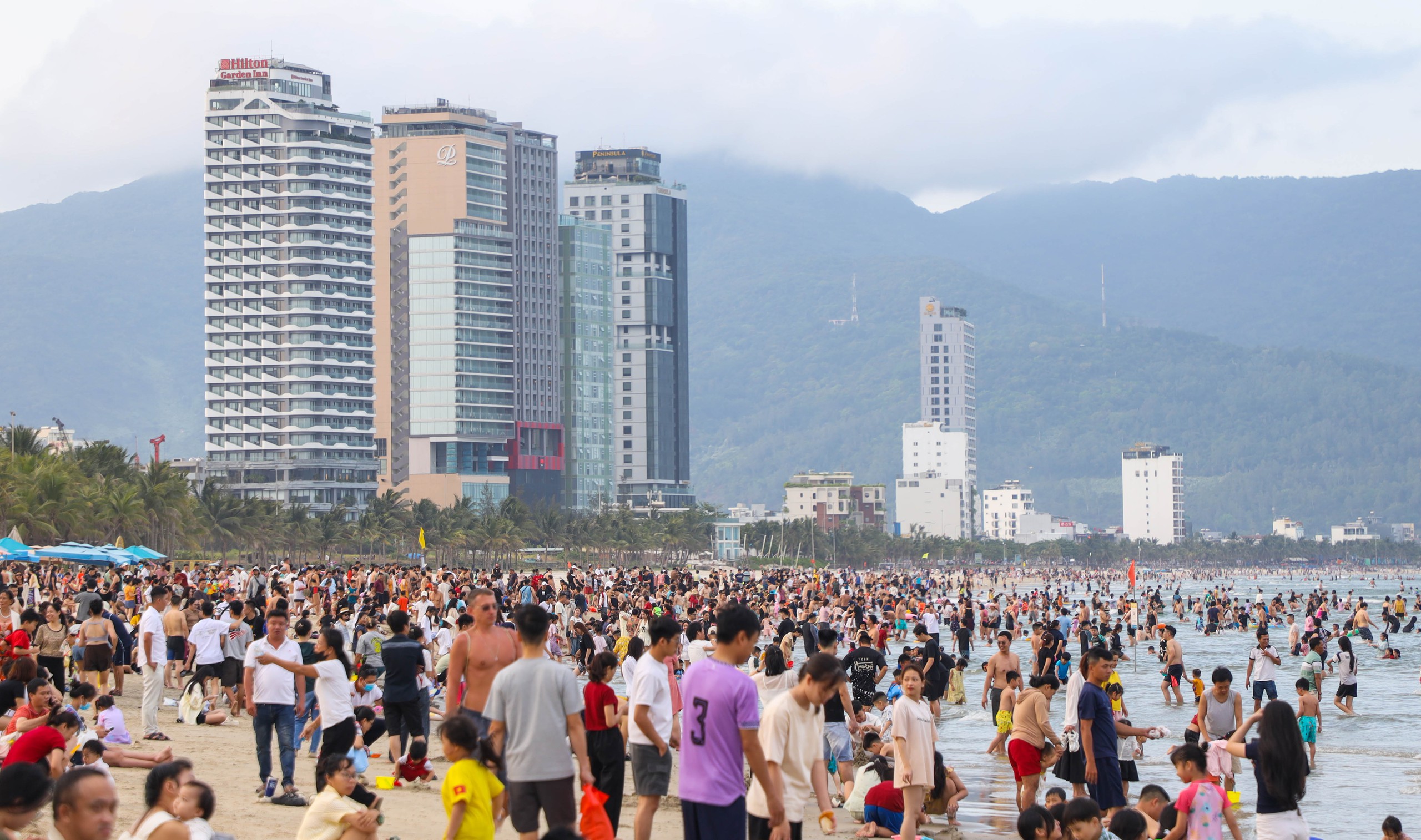 Biển Đ&agrave; Nẵng ken đặc người chiều 30.4, kh&ocirc;ng kh&iacute; nghỉ lễ s&ocirc;i động- Ảnh 1.