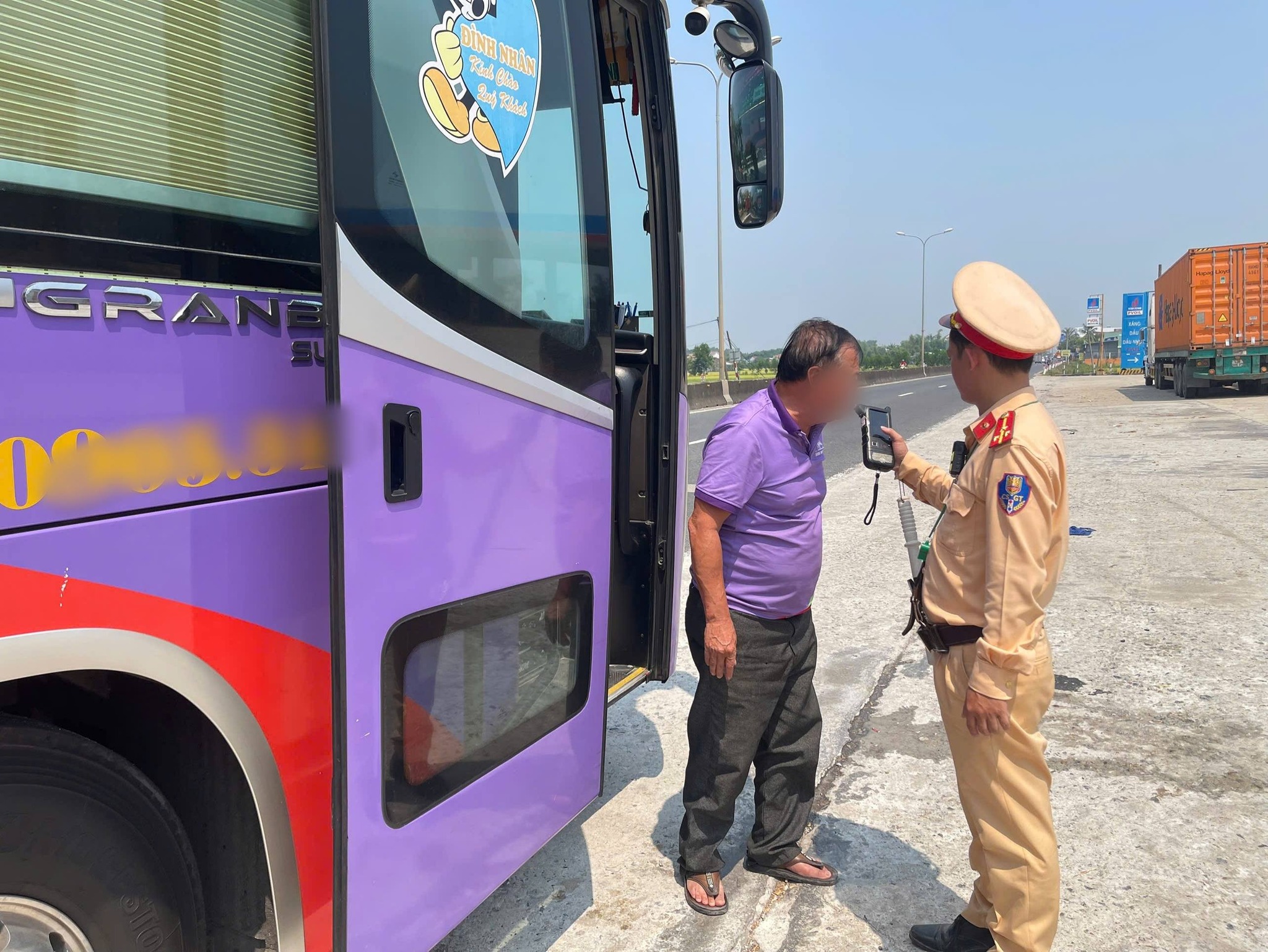 Xuyên lễ 30.4 - 1.5, CSGT Đà Nẵng 'mạnh tay' phạt nồng độ cồn, tốc độ ở cửa ngõ- Ảnh 1.