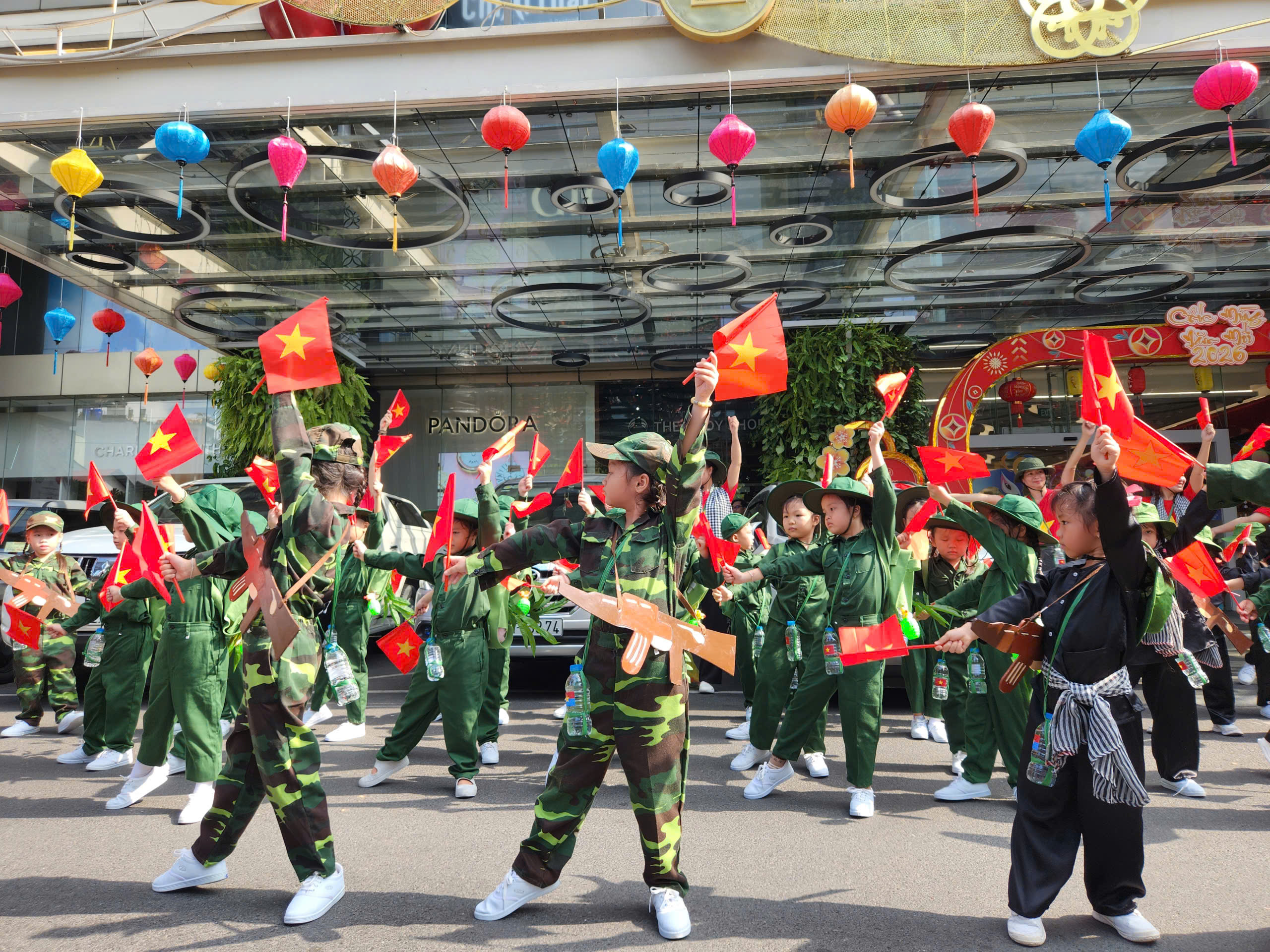 Rực rỡ cờ hoa mừng ng&agrave;y 30.4, kỷ niệm 51 năm đất nước thống nhất- Ảnh 8.