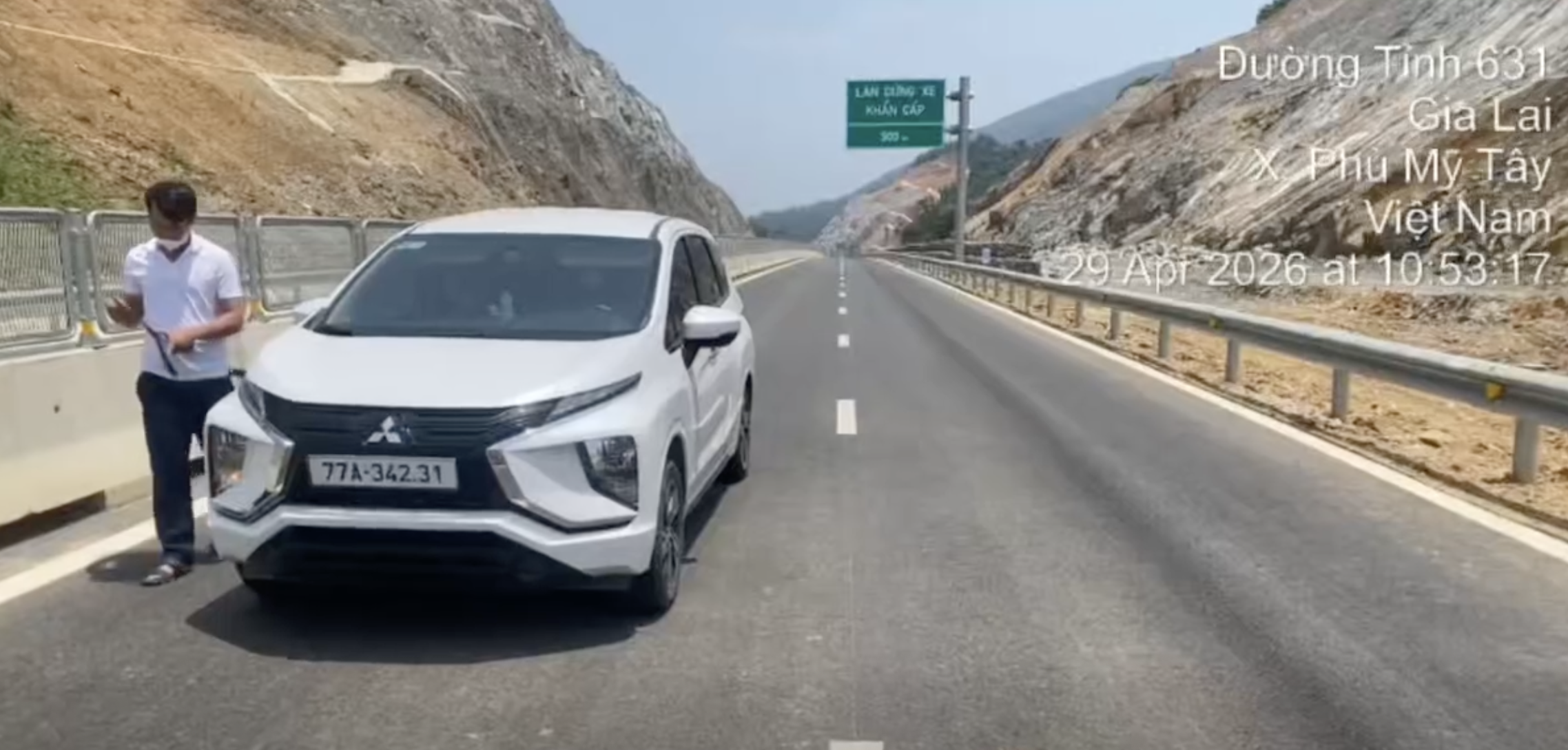 Lạc đường, tài xế lái xe đi ngược chiều cao tốc Hoài Nhơn - Quy Nhơn- Ảnh 1.