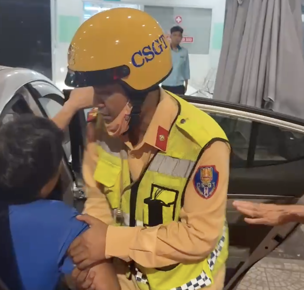CSGT Đà Nẵng chạy đua từng phút, giành lại 'giờ vàng' cho bệnh nhân nguy kịch- Ảnh 2.