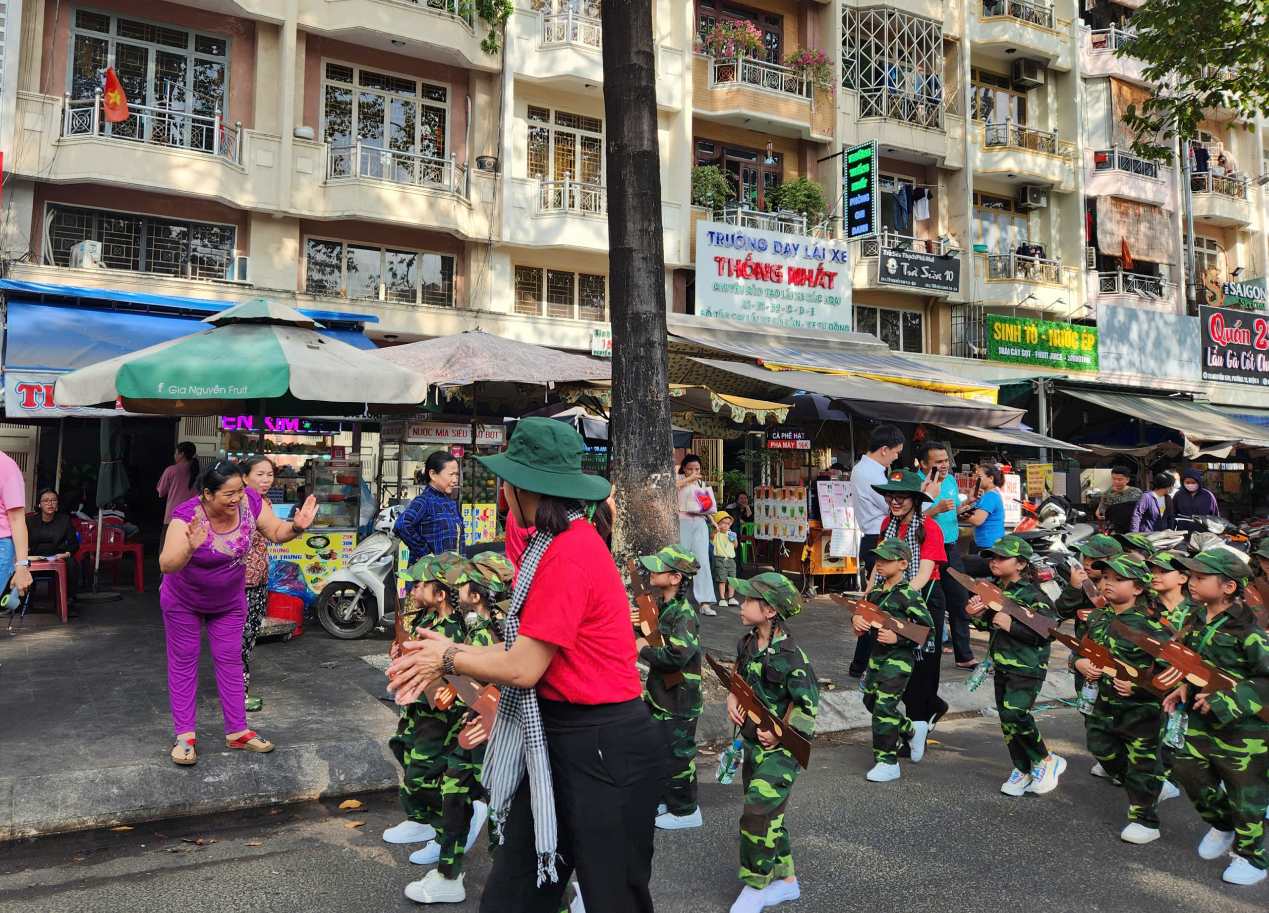 Rực rỡ cờ hoa mừng ng&agrave;y 30.4, kỷ niệm 51 năm đất nước thống nhất- Ảnh 7.