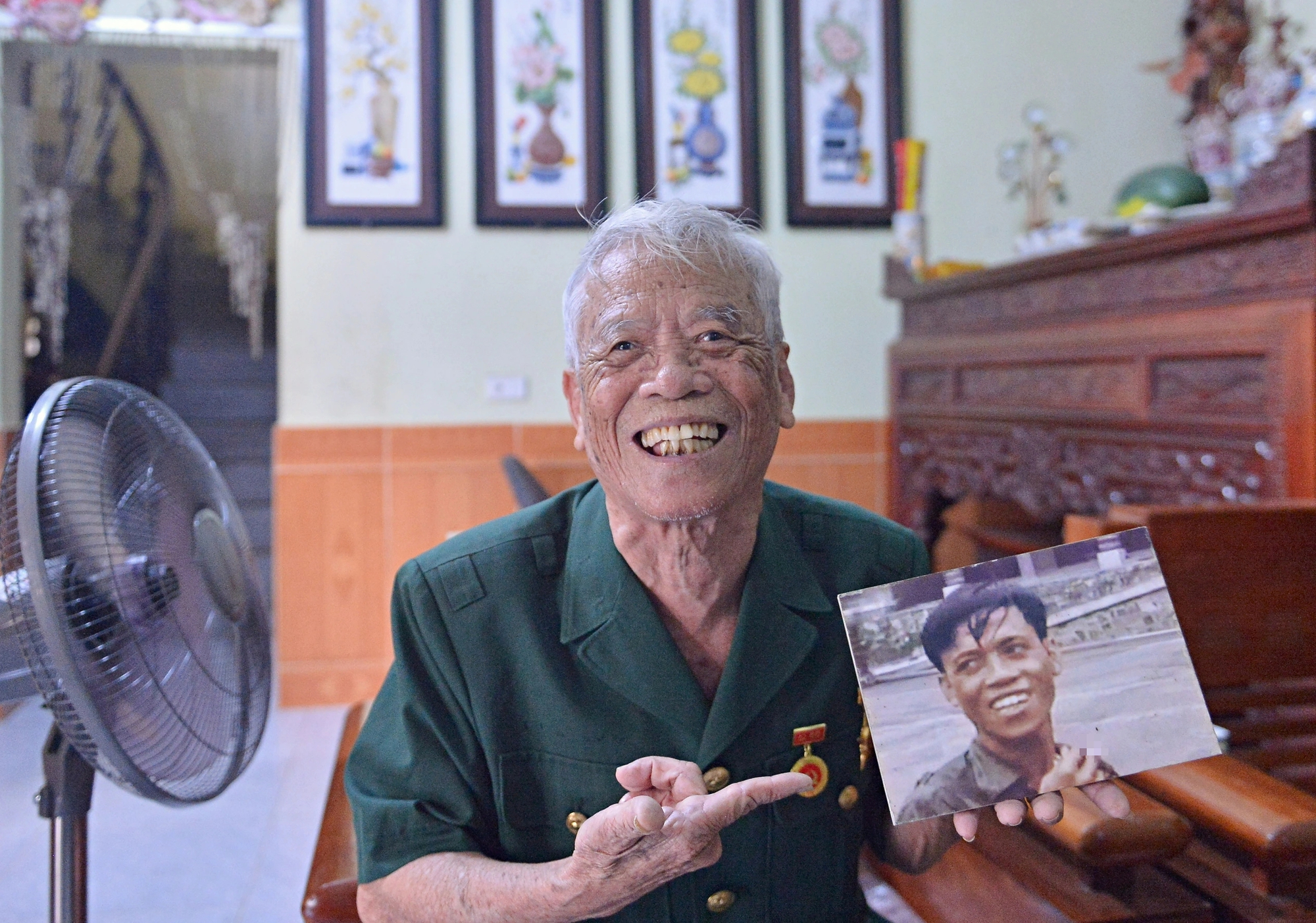 Gặp người l&iacute;nh v&agrave;o Dinh Độc Lập khi &aacute;o c&ograve;n thấm m&aacute;u - Ảnh 8.