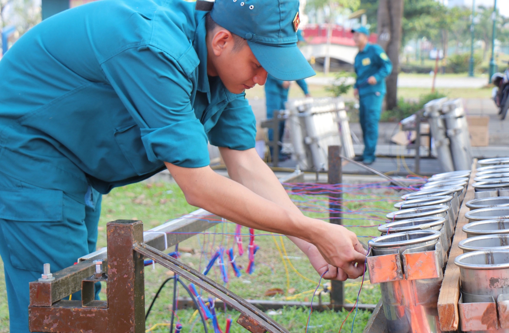 Trận địa ph&aacute;o hoa TP.HCM trước giờ khai hỏa mừng đại lễ 30.4- Ảnh 5.