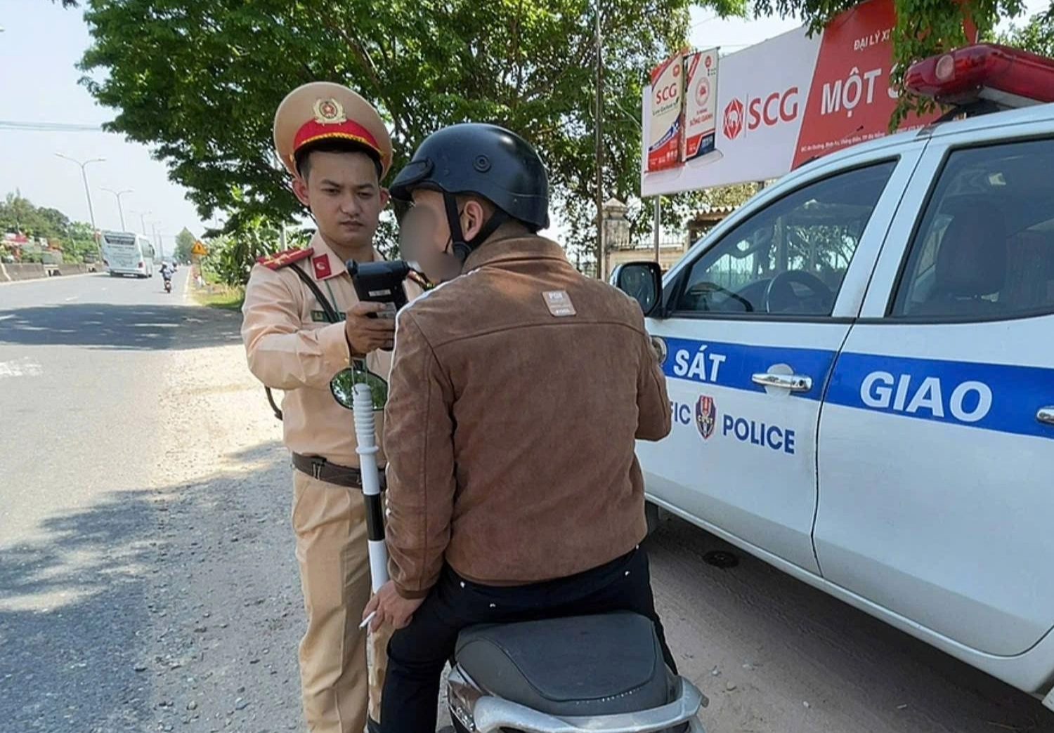 Xuyên lễ 30.4 - 1.5, CSGT Đà Nẵng 'mạnh tay' phạt nồng độ cồn, tốc độ ở cửa ngõ- Ảnh 2.