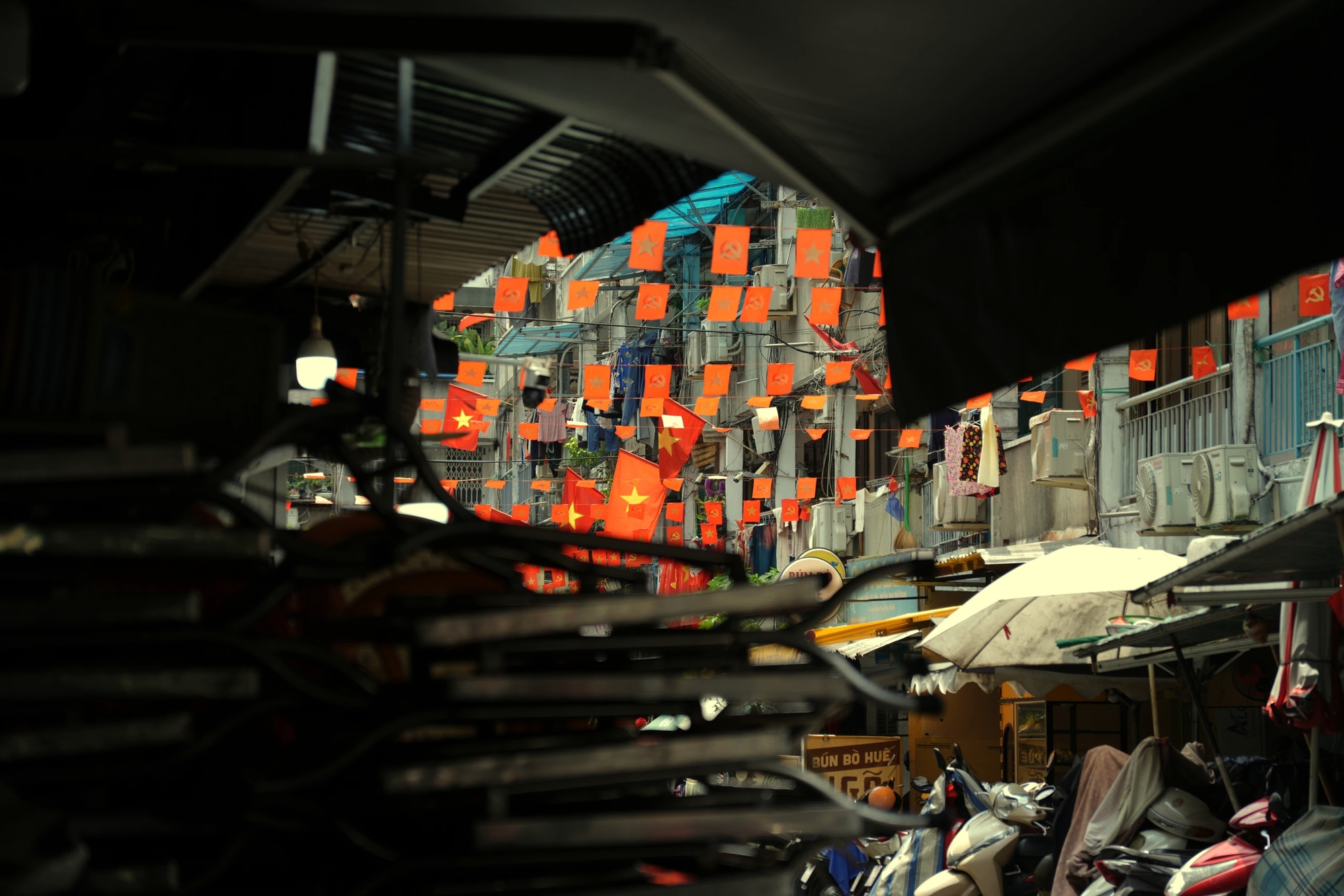 TP.HCM rực rỡ cờ đỏ sao v&agrave;ng ng&agrave;y 30.4: Niềm tự h&agrave;o ngập tr&agrave;n - Ảnh 14.