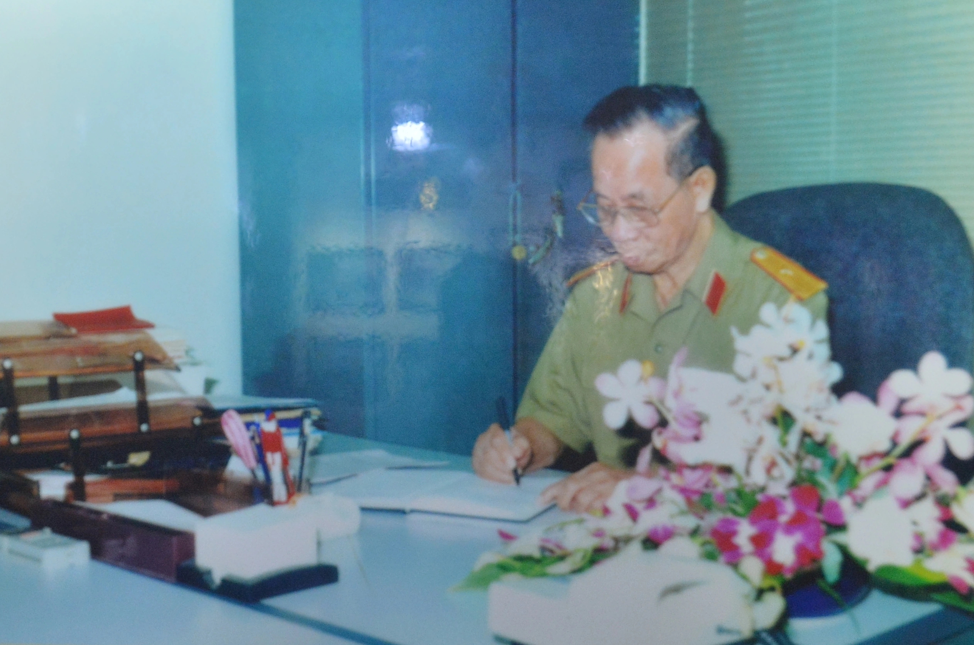 Bữa cơm đo&agrave;n tụ sau ng&agrave;y đất nước thống nhất của gia đ&igrave;nh tướng Ba Quốc- Ảnh 1.