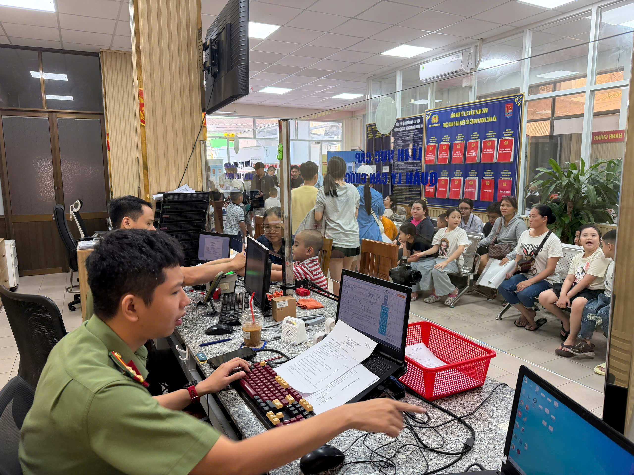 TP.HCM: 59 điểm làm việc xuyên lễ cấp thẻ căn cước cho học sinh cuối cấp - Ảnh 1.