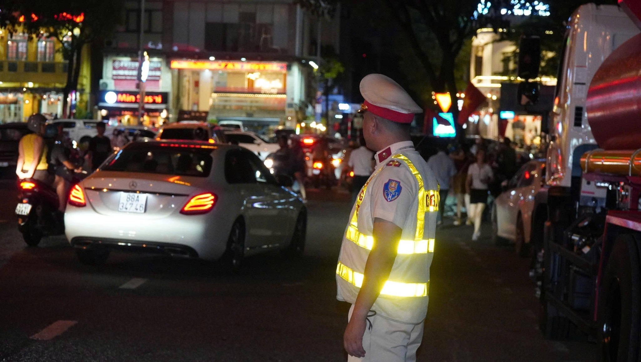 Xuyên lễ 30.4 - 1.5, CSGT Đà Nẵng 'mạnh tay' phạt nồng độ cồn, tốc độ ở cửa ngõ- Ảnh 3.