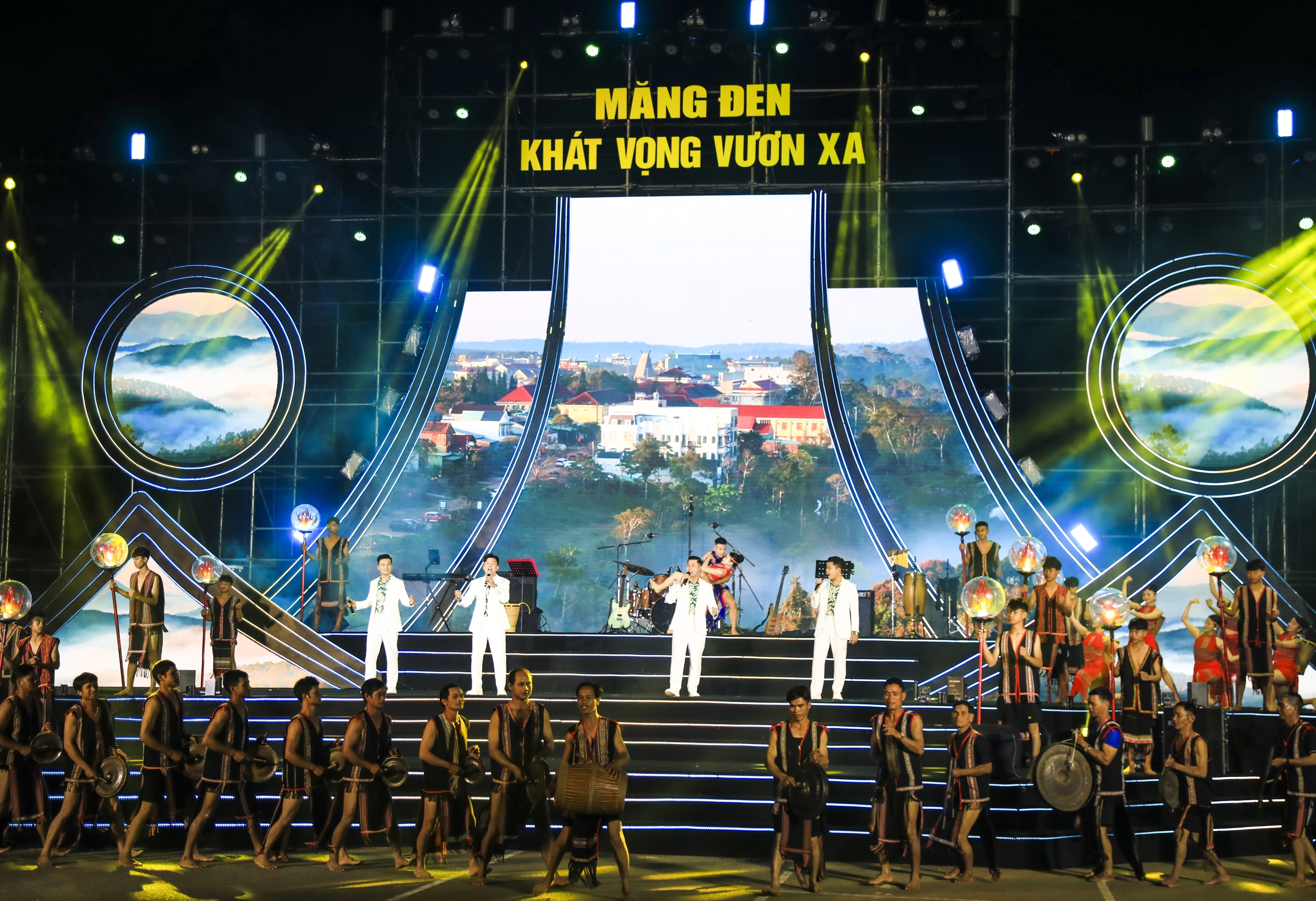 Măng Đen rực s&aacute;ng đ&ecirc;m ph&aacute;o hoa, t&aacute;i hiện bản sắc đại ng&agrave;n- Ảnh 2.