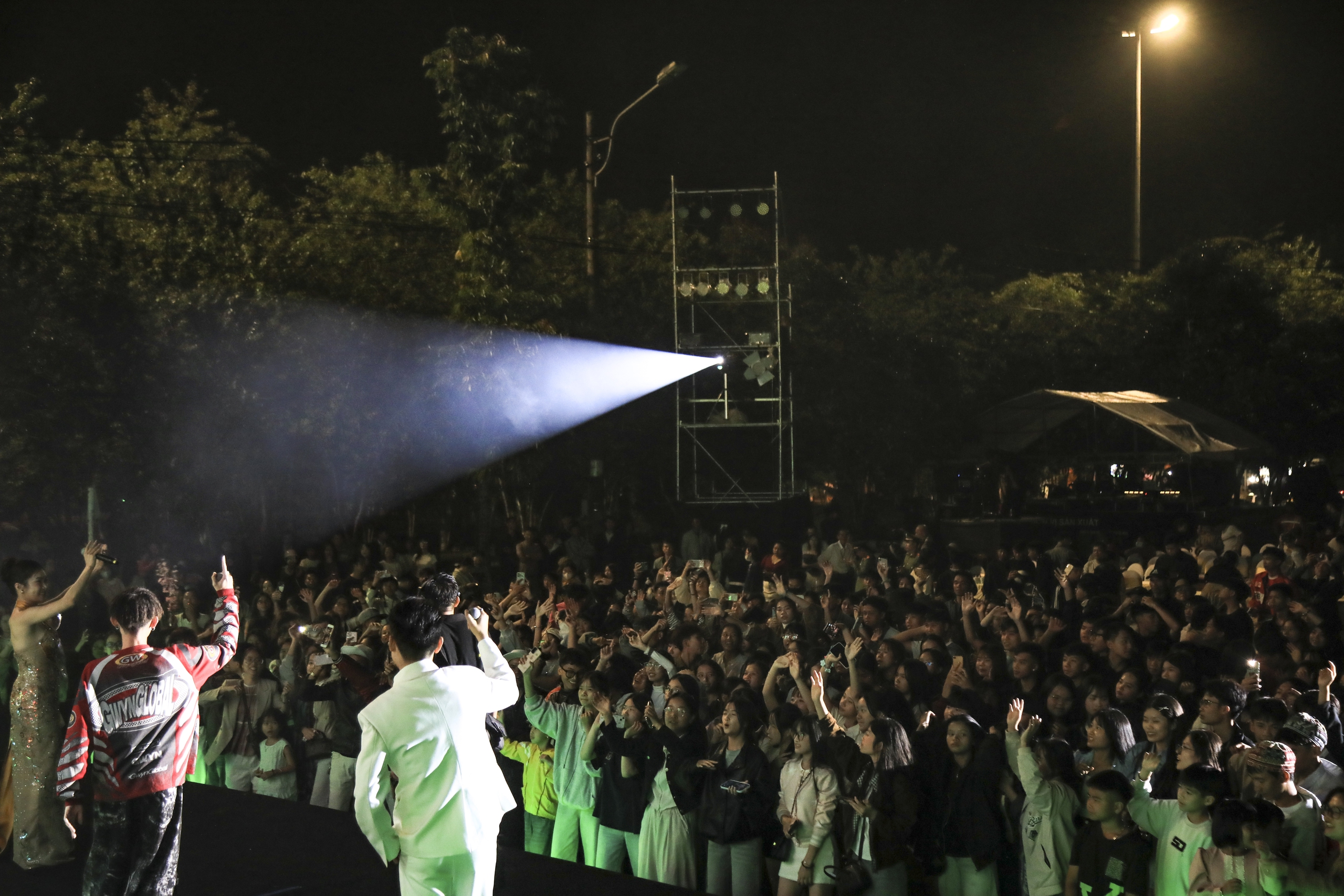 Măng Đen rực s&aacute;ng đ&ecirc;m ph&aacute;o hoa, t&aacute;i hiện bản sắc đại ng&agrave;n- Ảnh 7.