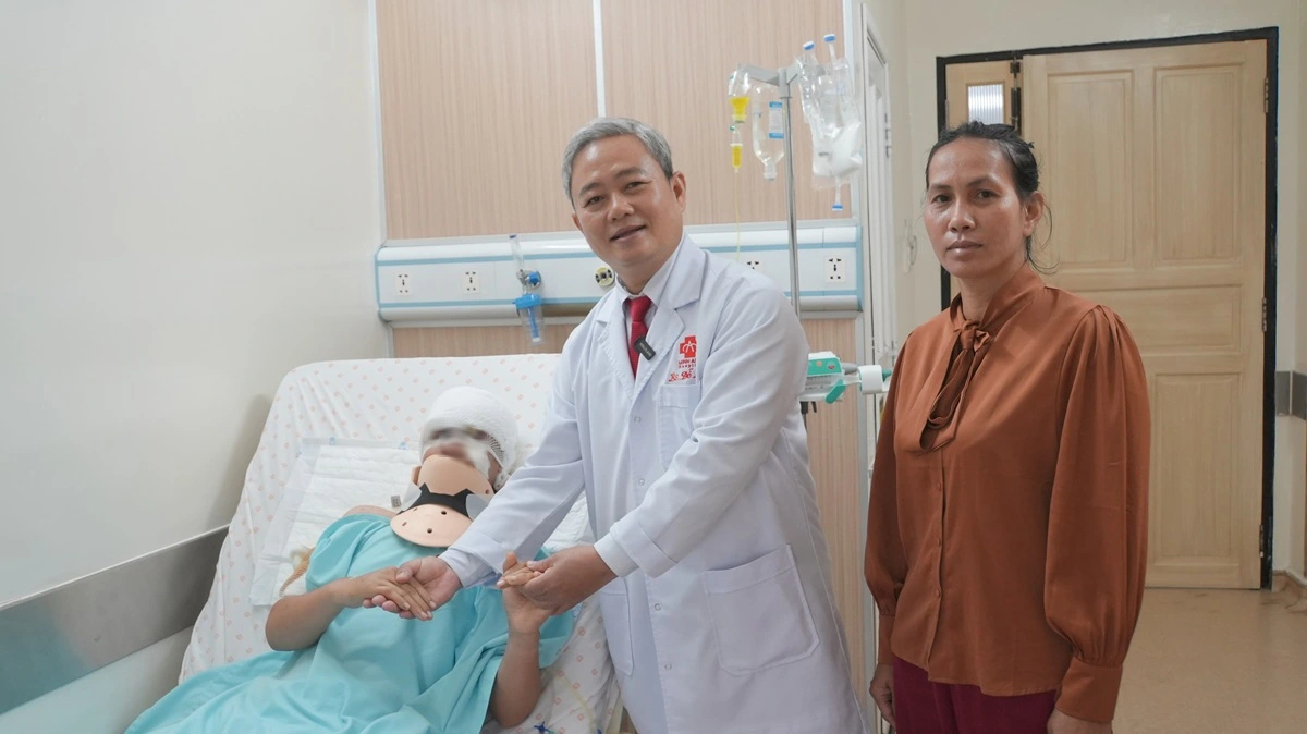 Cứu cô gái bị máy tuốt lúa cuốn bay mái tóc - Ảnh 1.