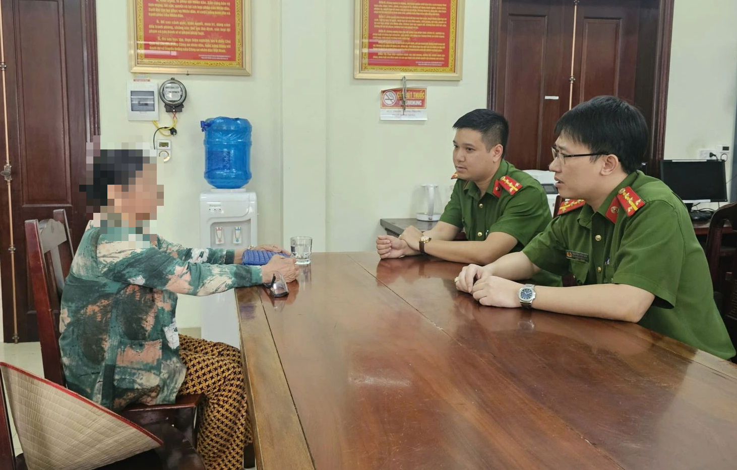 Cụ bà quyết chuyển tiền cho lừa đảo, công an đưa về trụ sở mới 'tỉnh ngộ'- Ảnh 1.
