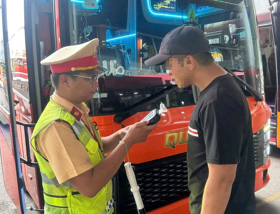 Xuyên lễ 30.4 - 1.5, CSGT Đà Nẵng 'mạnh tay' phạt nồng độ cồn, tốc độ ở cửa ngõ- Ảnh 4.