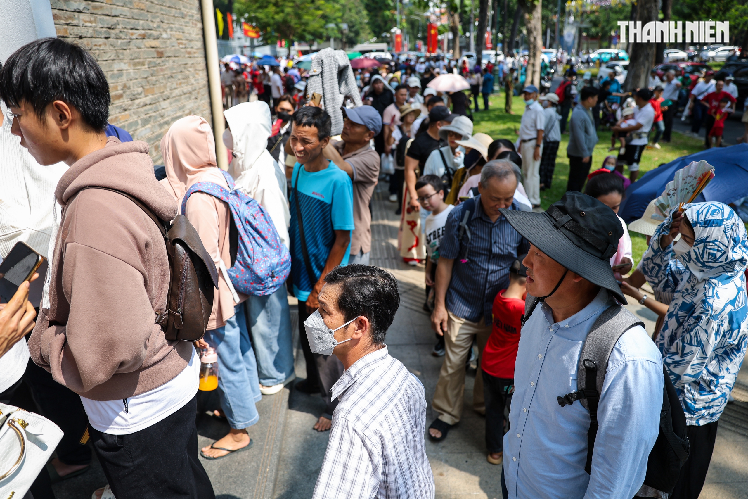 Biển người tại TP.HCM xếp h&agrave;ng chờ tham quan Dinh Độc Lập v&agrave;o s&aacute;ng 30.4 - Ảnh 2.