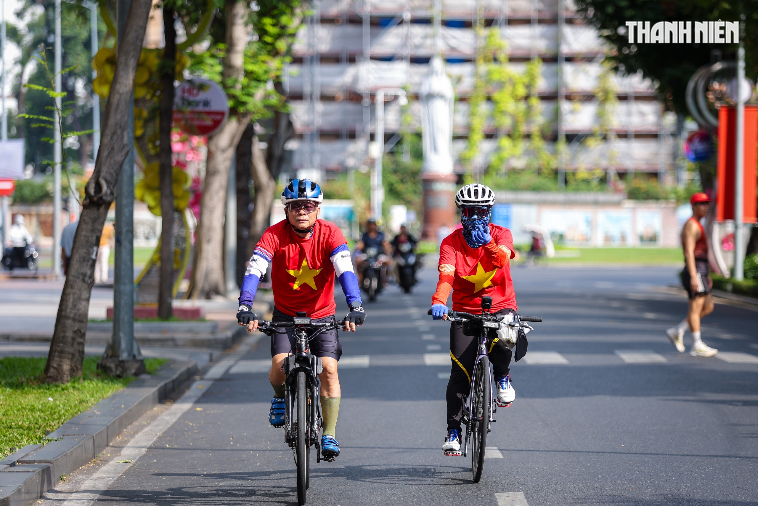 Ng&agrave;y đầu nghỉ lễ 30.4 - 1.5, đường phố TP.HCM lặng y&ecirc;n trong sắc cờ Tổ quốc - Ảnh 16.