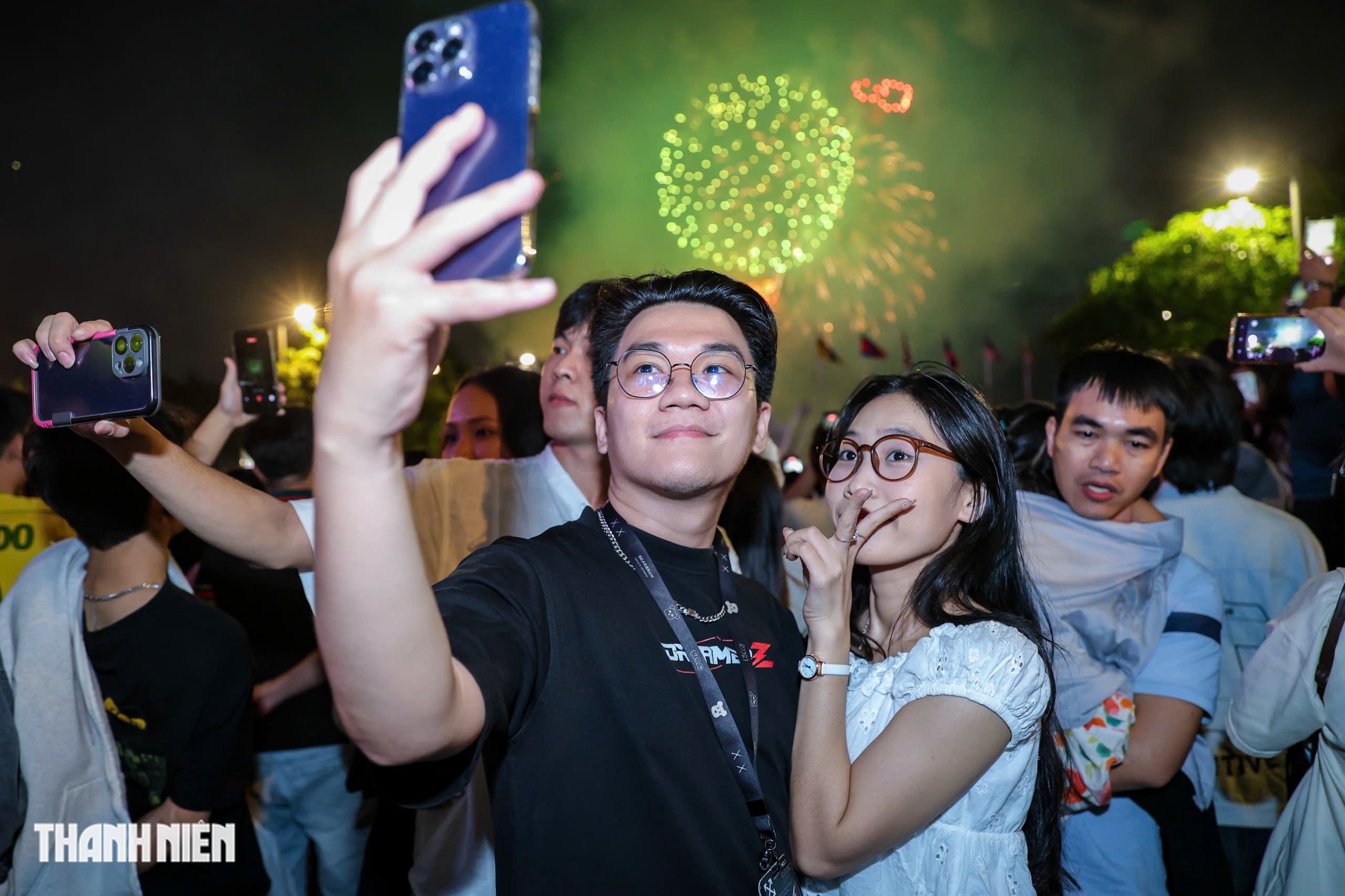 TP.HCM rực s&aacute;ng ph&aacute;o hoa ch&agrave;o mừng 51 năm đất nước thống nhất - Ảnh 9.