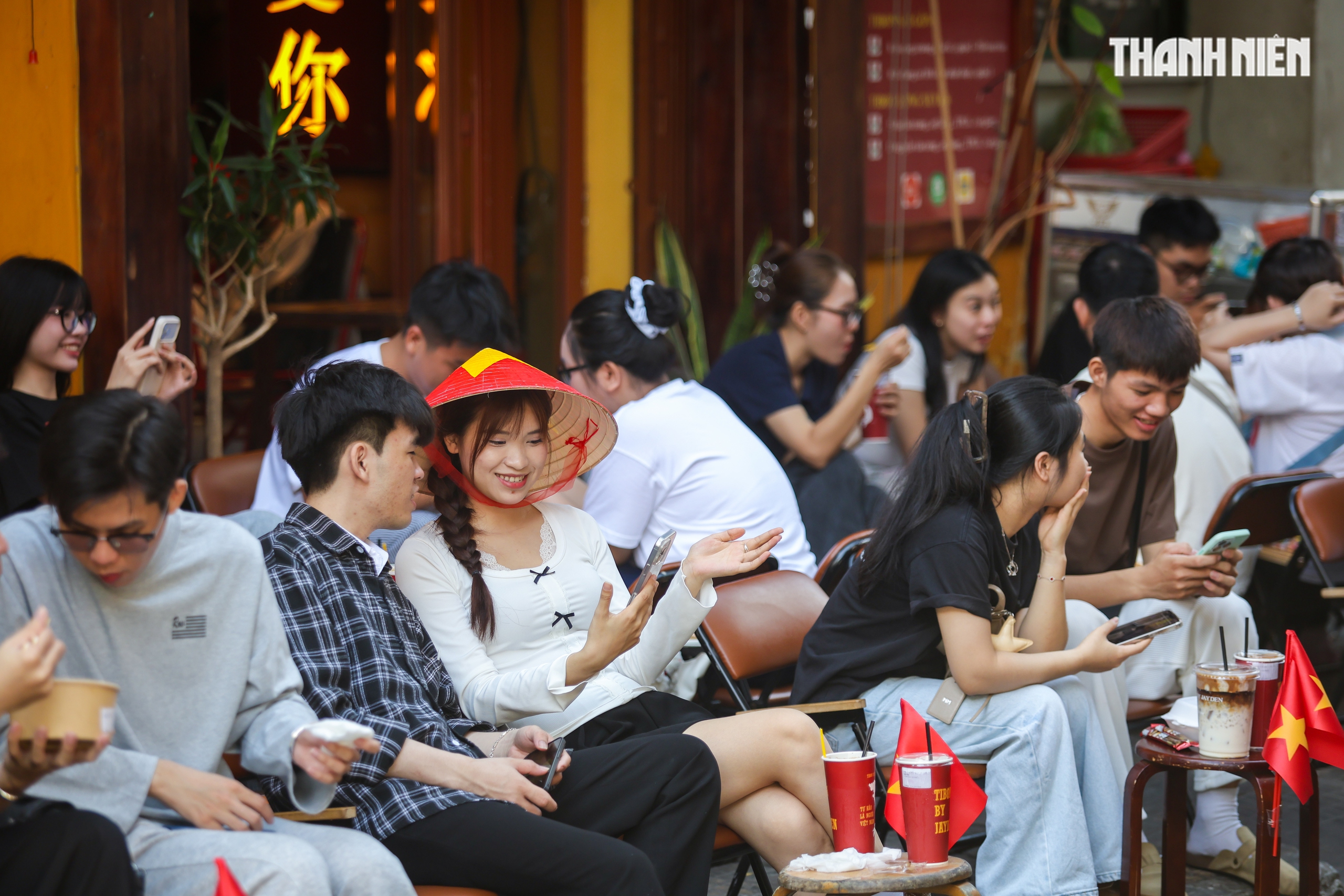 Ng&agrave;y đầu nghỉ lễ 30.4 - 1.5, đường phố TP.HCM lặng y&ecirc;n trong sắc cờ Tổ quốc - Ảnh 10.