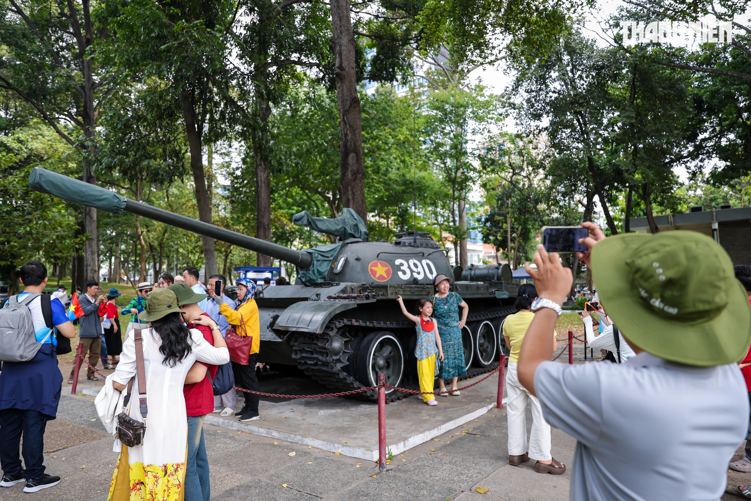 Biển người tại TP.HCM xếp h&agrave;ng chờ tham quan Dinh Độc Lập v&agrave;o s&aacute;ng 30.4 - Ảnh 11.