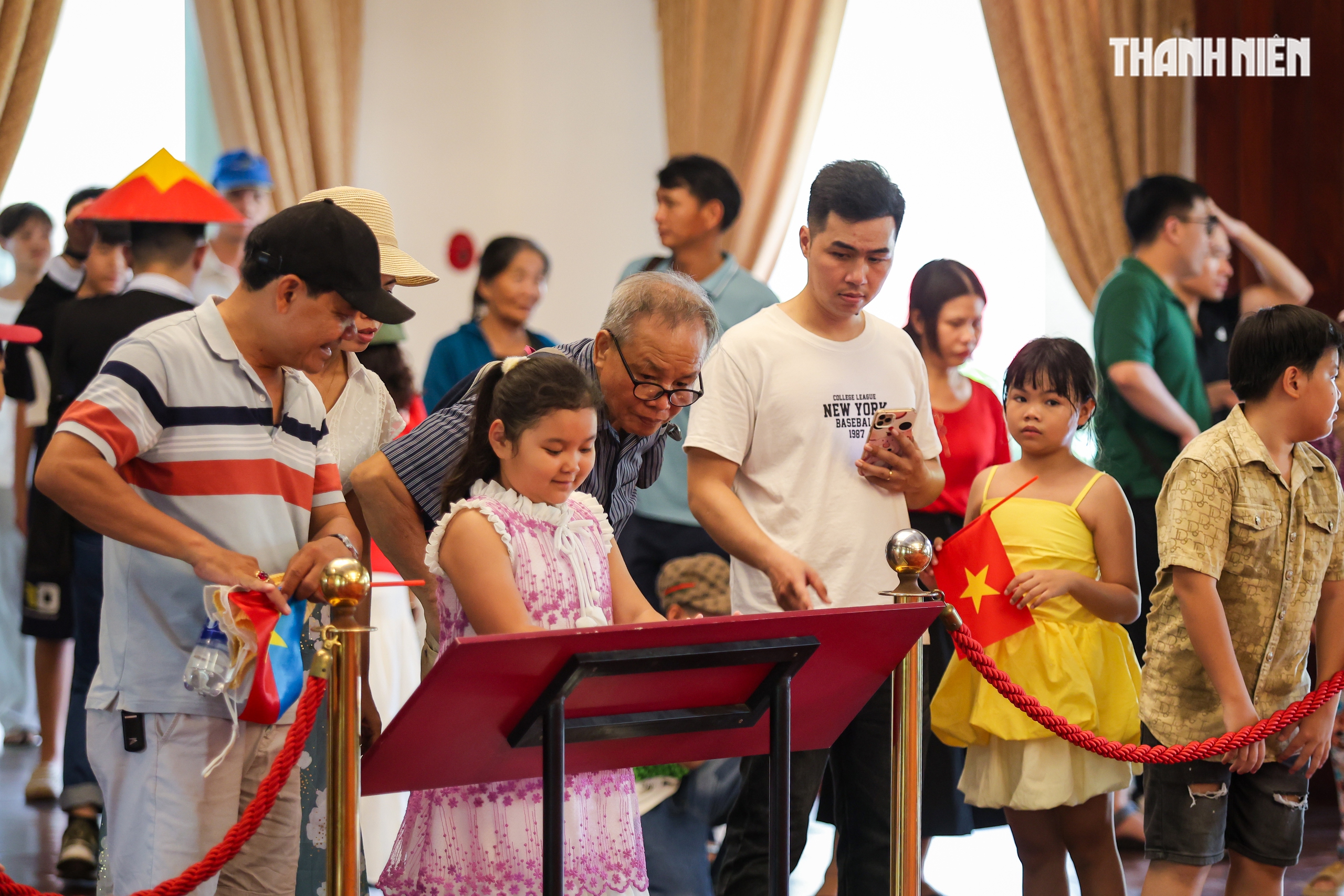 Biển người tại TP.HCM xếp h&agrave;ng chờ tham quan Dinh Độc Lập v&agrave;o s&aacute;ng 30.4 - Ảnh 12.