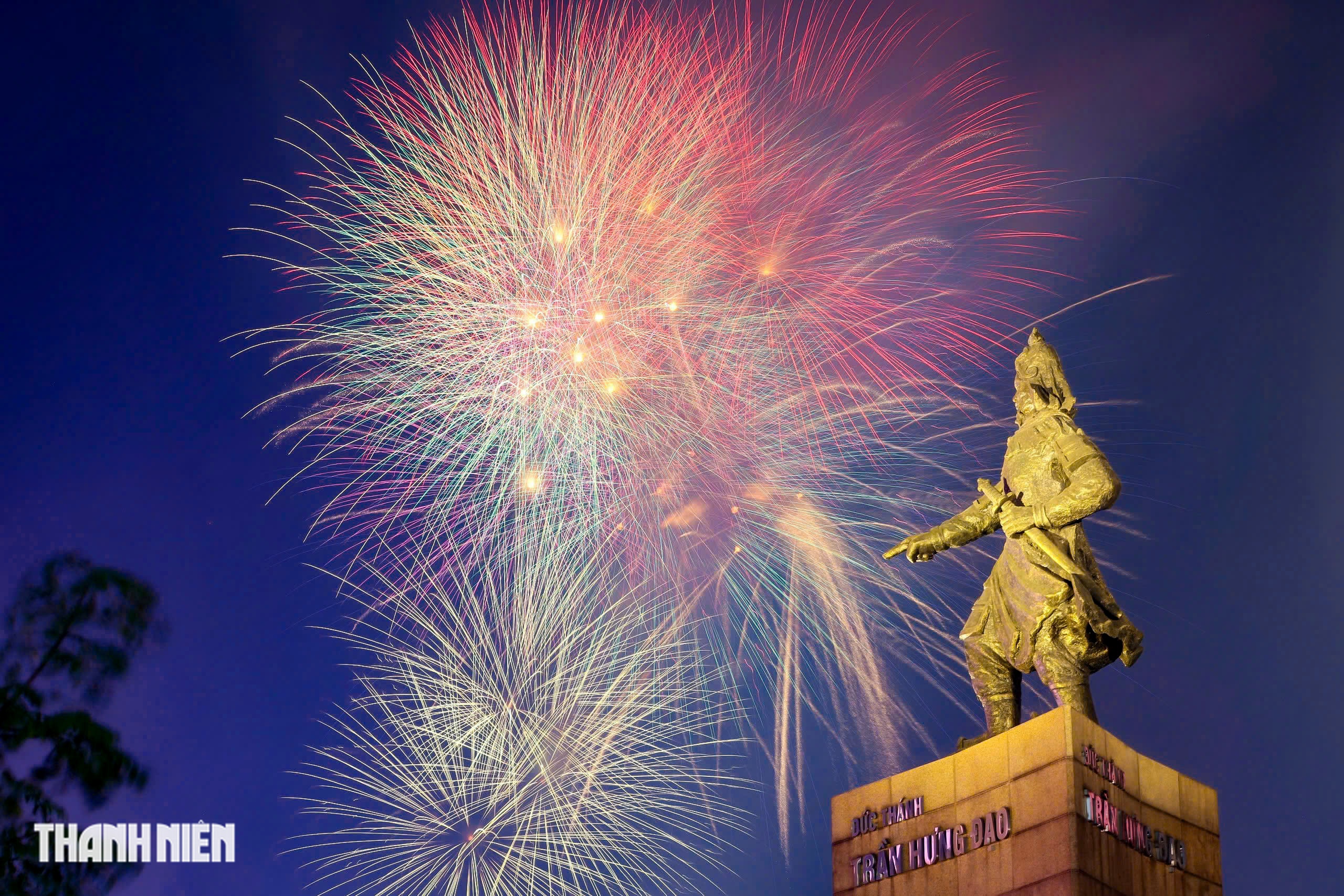 TP.HCM rực s&aacute;ng ph&aacute;o hoa ch&agrave;o mừng 51 năm đất nước thống nhất - Ảnh 8.
