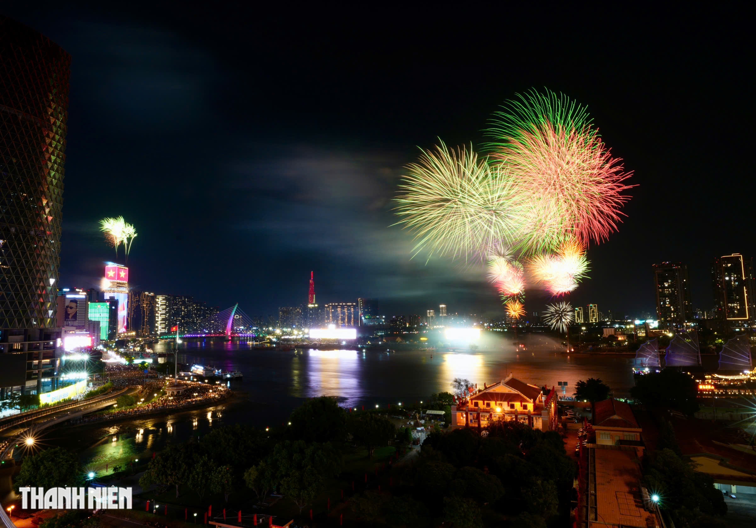 TP.HCM rực s&aacute;ng ph&aacute;o hoa ch&agrave;o mừng 51 năm đất nước thống nhất - Ảnh 4.