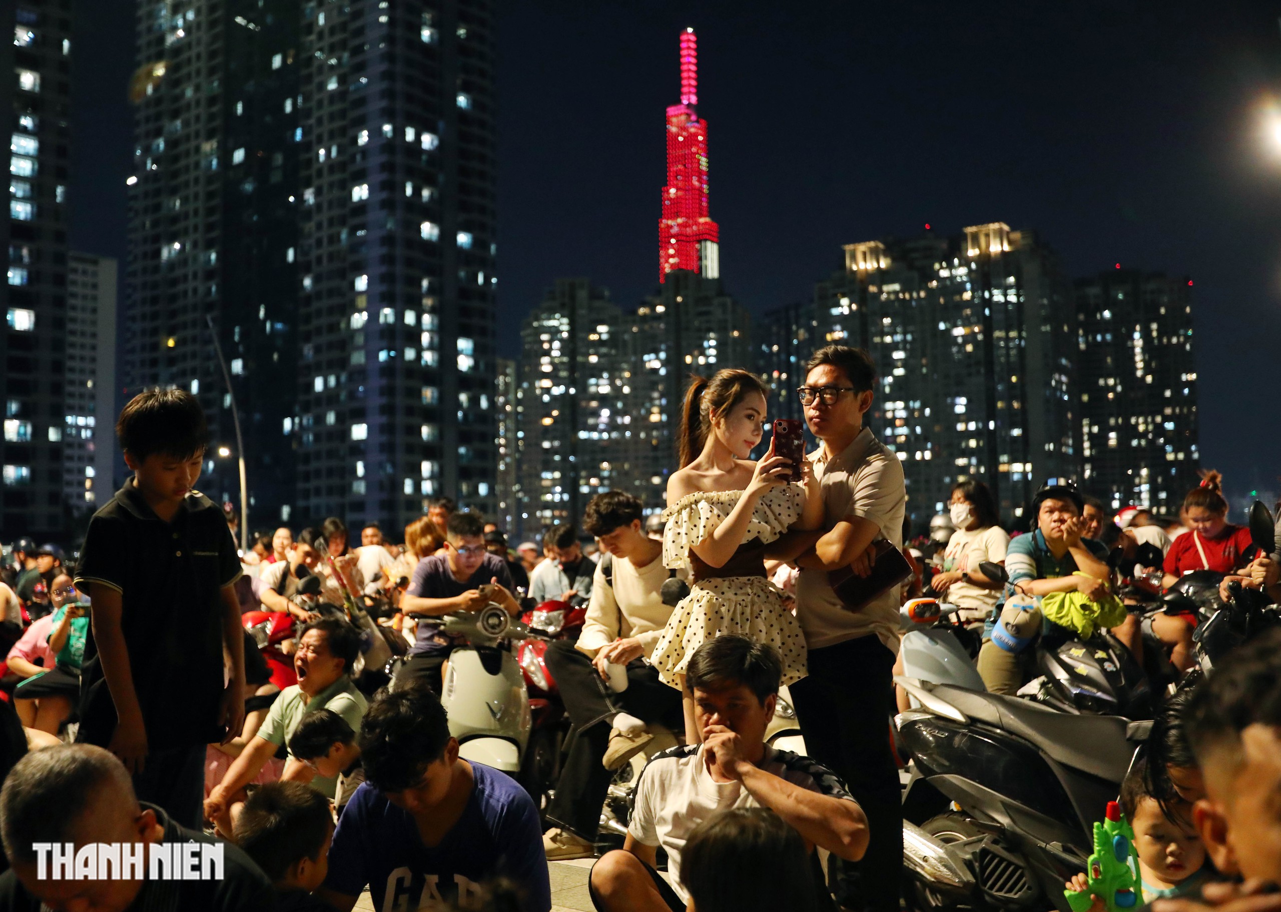 TP.HCM rực s&aacute;ng ph&aacute;o hoa ch&agrave;o mừng 51 năm đất nước thống nhất - Ảnh 11.