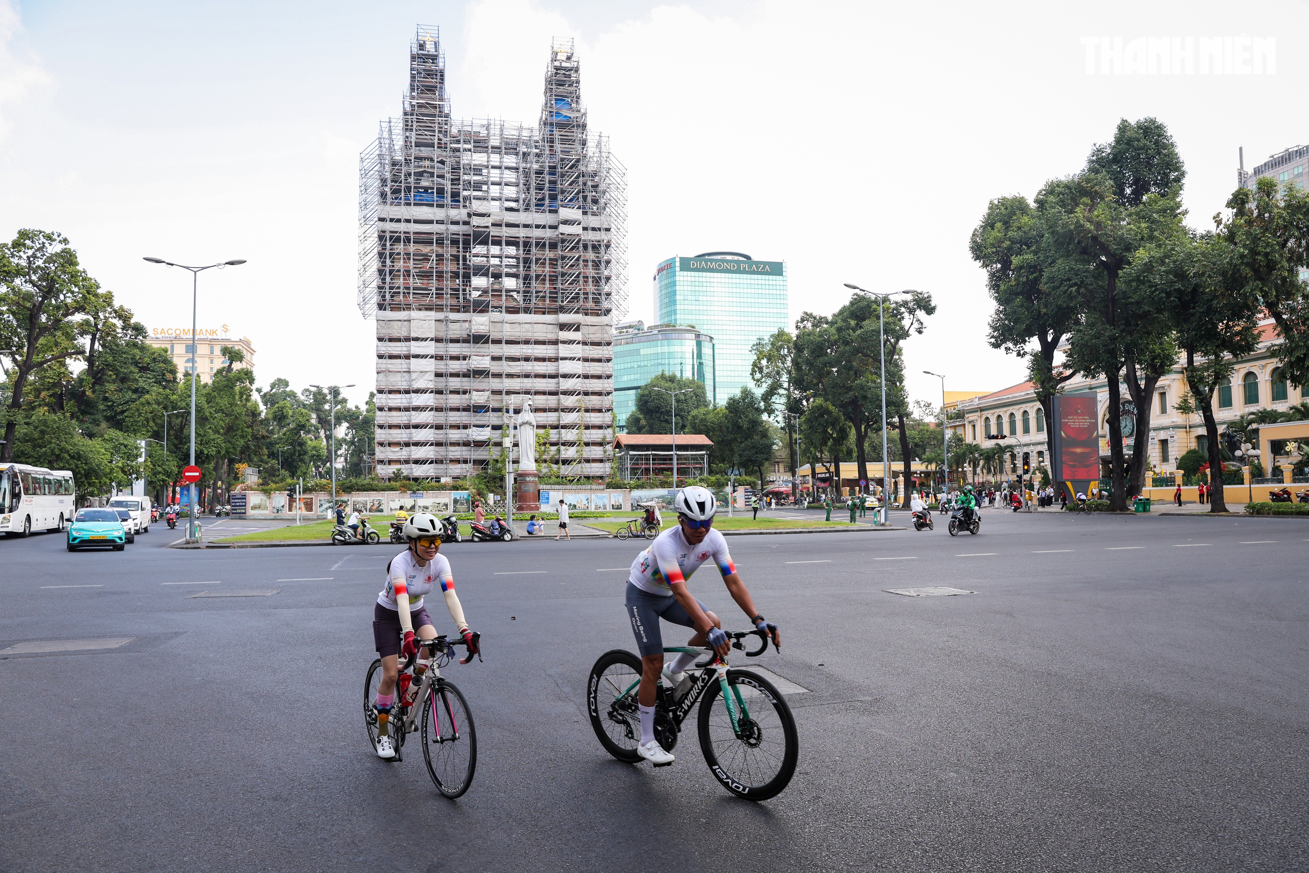 Ng&agrave;y đầu nghỉ lễ 30.4 - 1.5, đường phố TP.HCM lặng y&ecirc;n trong sắc cờ Tổ quốc - Ảnh 15.