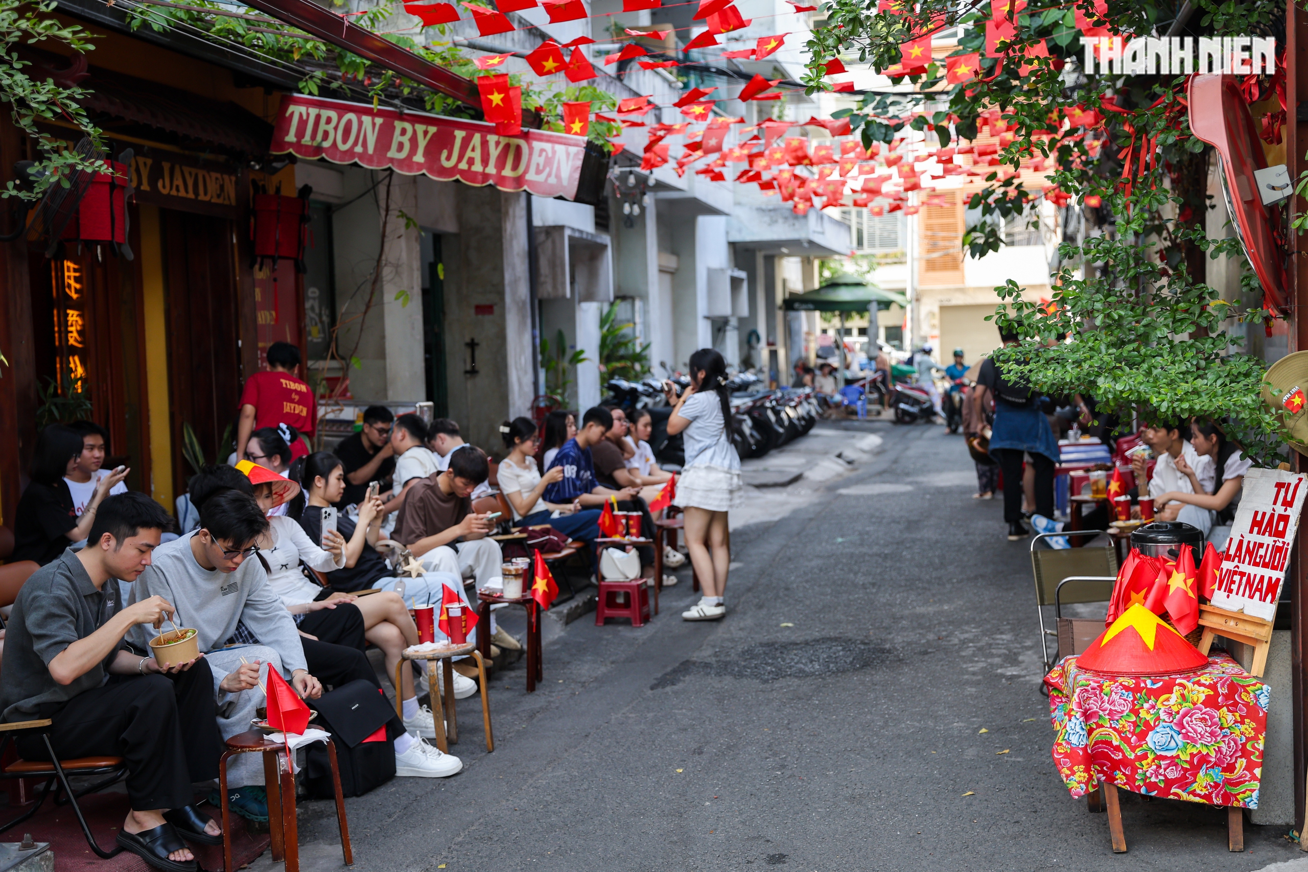 Ng&agrave;y đầu nghỉ lễ 30.4 - 1.5, đường phố TP.HCM lặng y&ecirc;n trong sắc cờ Tổ quốc - Ảnh 8.