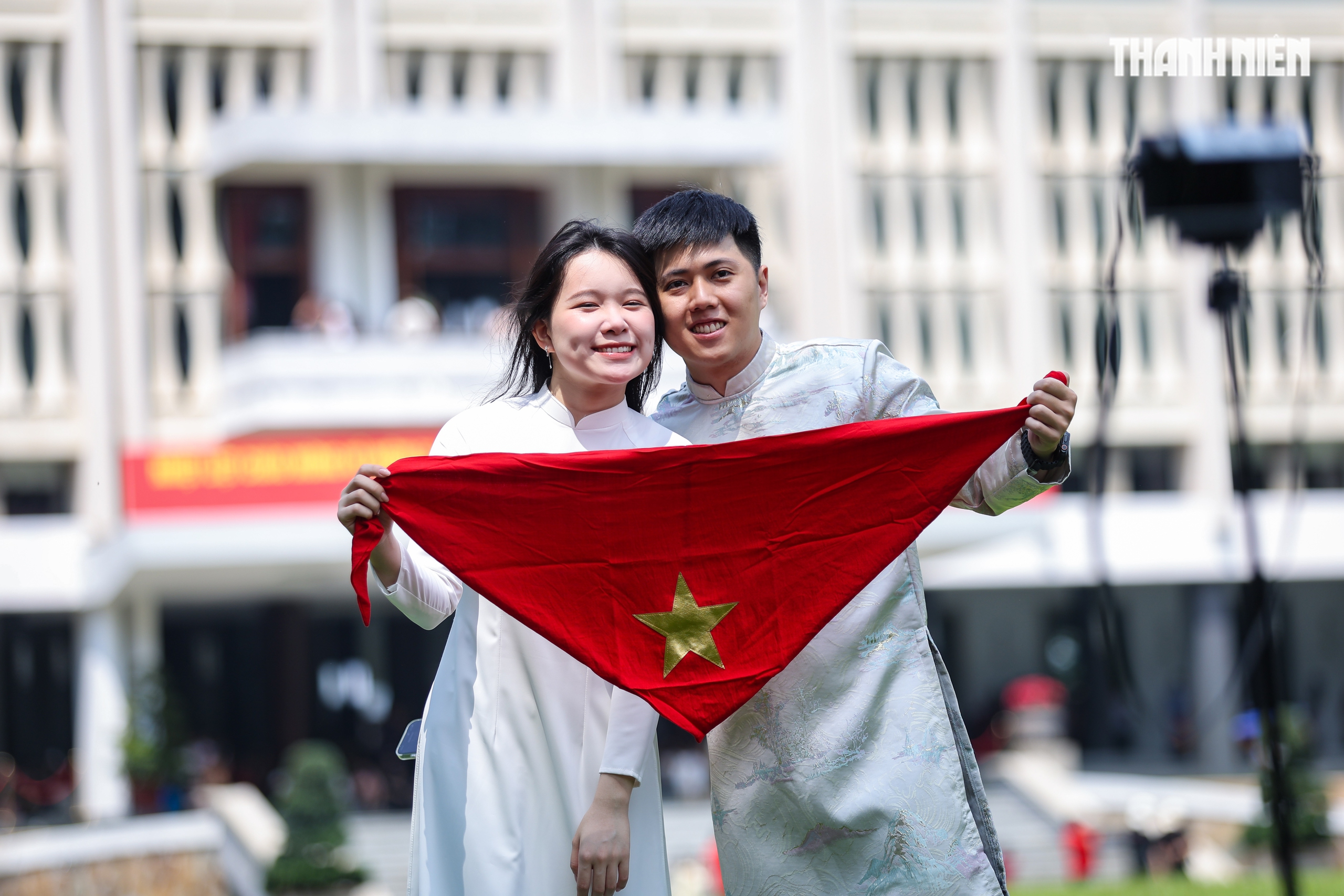 Biển người tại TP.HCM xếp h&agrave;ng chờ tham quan Dinh Độc Lập v&agrave;o s&aacute;ng 30.4 - Ảnh 10.