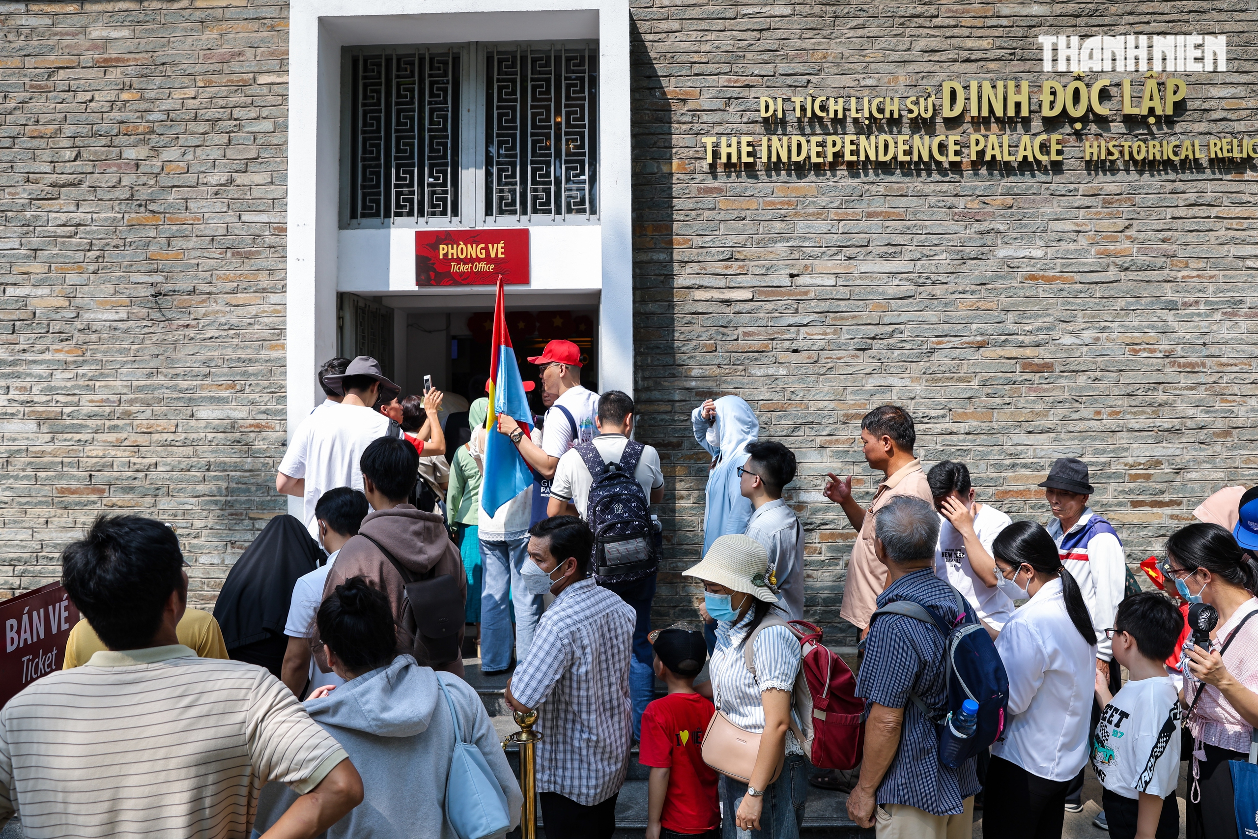 Biển người tại TP.HCM xếp h&agrave;ng chờ tham quan Dinh Độc Lập v&agrave;o s&aacute;ng 30.4 - Ảnh 3.
