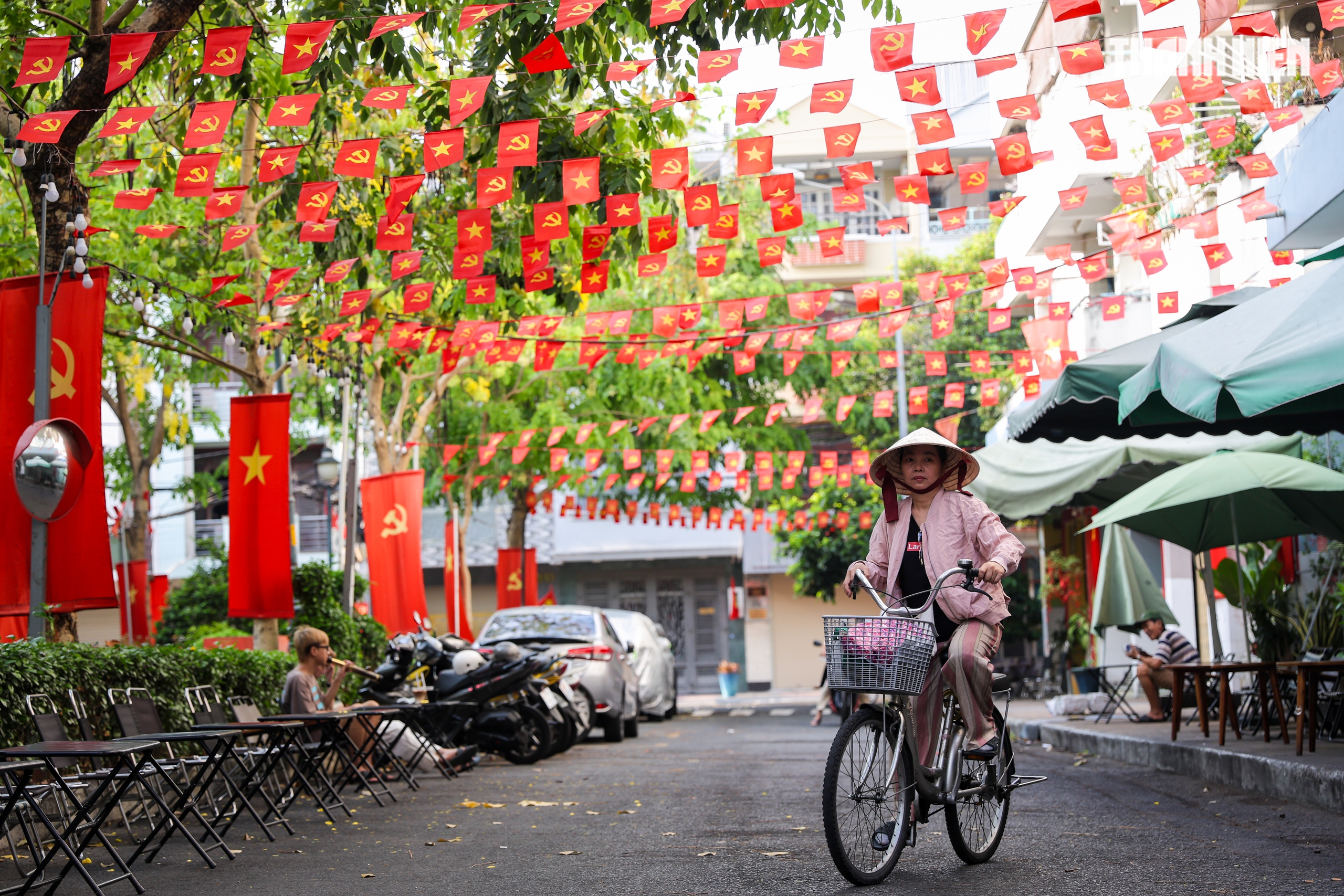 Ng&agrave;y đầu nghỉ lễ 30.4 - 1.5, đường phố TP.HCM lặng y&ecirc;n trong sắc cờ Tổ quốc - Ảnh 7.