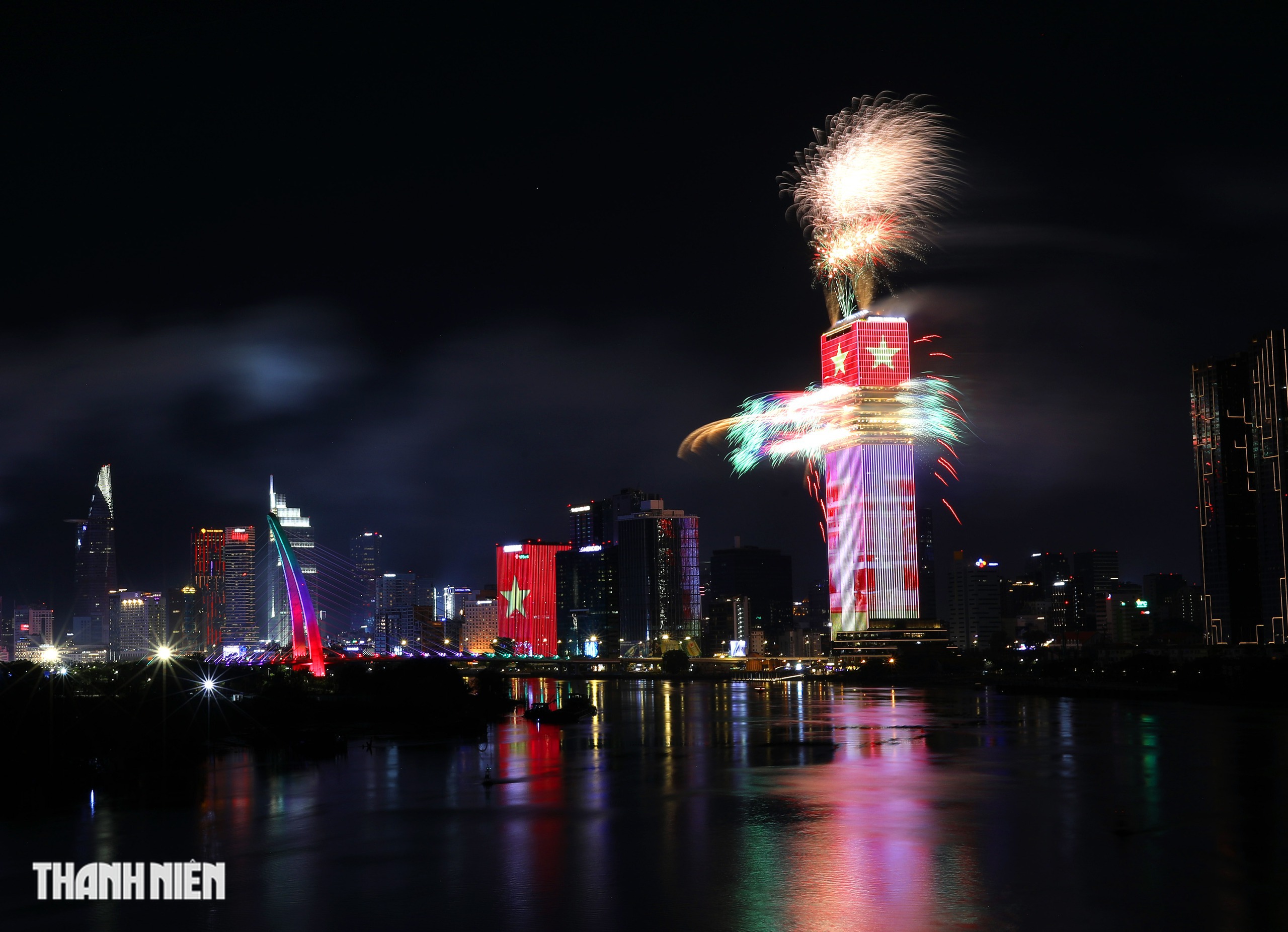 TP.HCM rực s&aacute;ng ph&aacute;o hoa ch&agrave;o mừng 51 năm đất nước thống nhất - Ảnh 13.