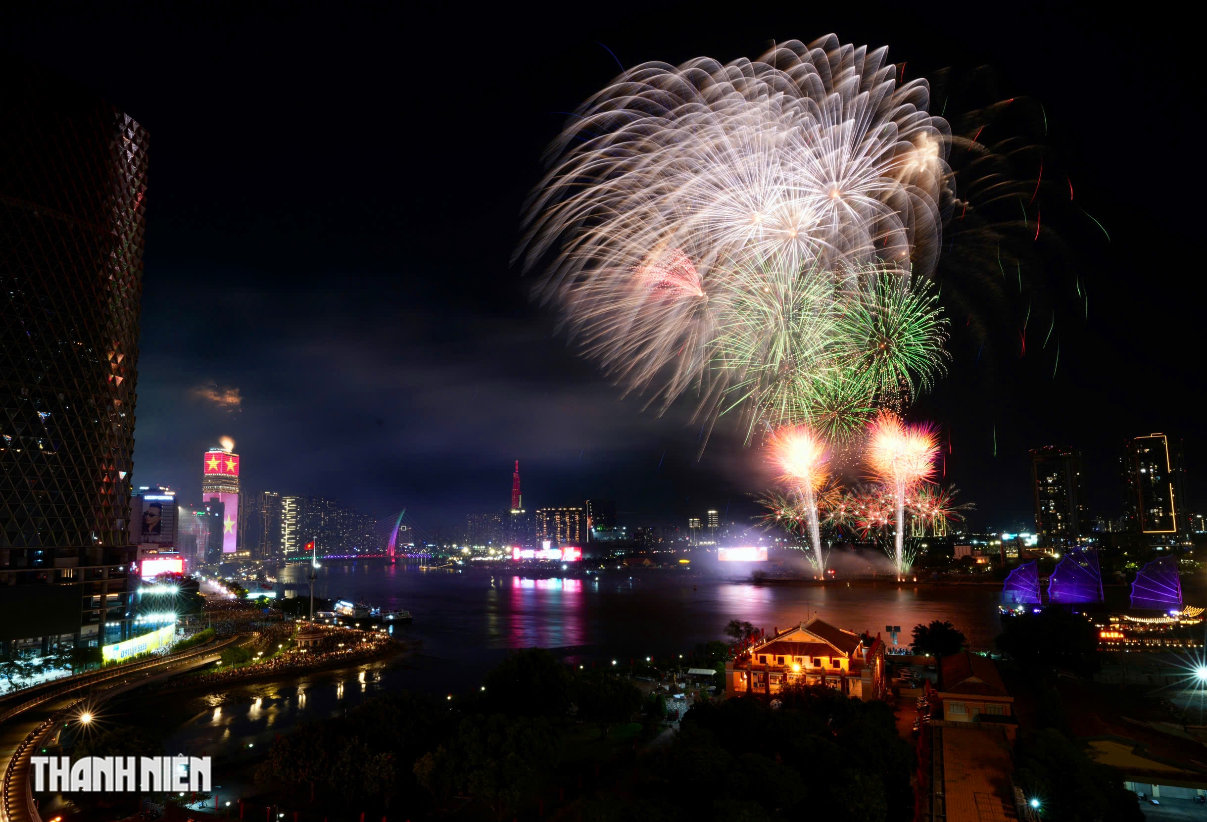 TP.HCM rực s&aacute;ng ph&aacute;o hoa ch&agrave;o mừng 51 năm đất nước thống nhất - Ảnh 10.