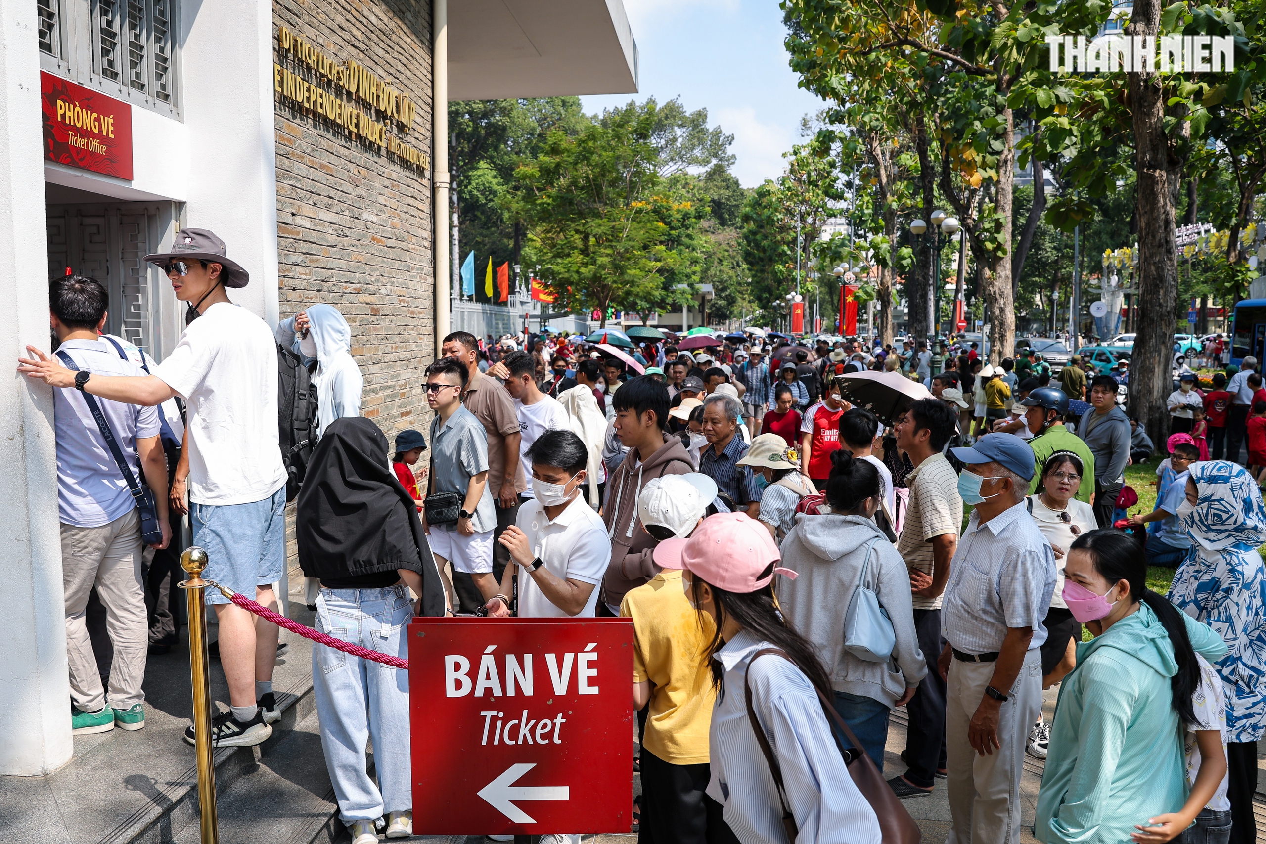 Biển người tại TP.HCM xếp h&agrave;ng chờ tham quan Dinh Độc Lập v&agrave;o s&aacute;ng 30.4 - Ảnh 1.