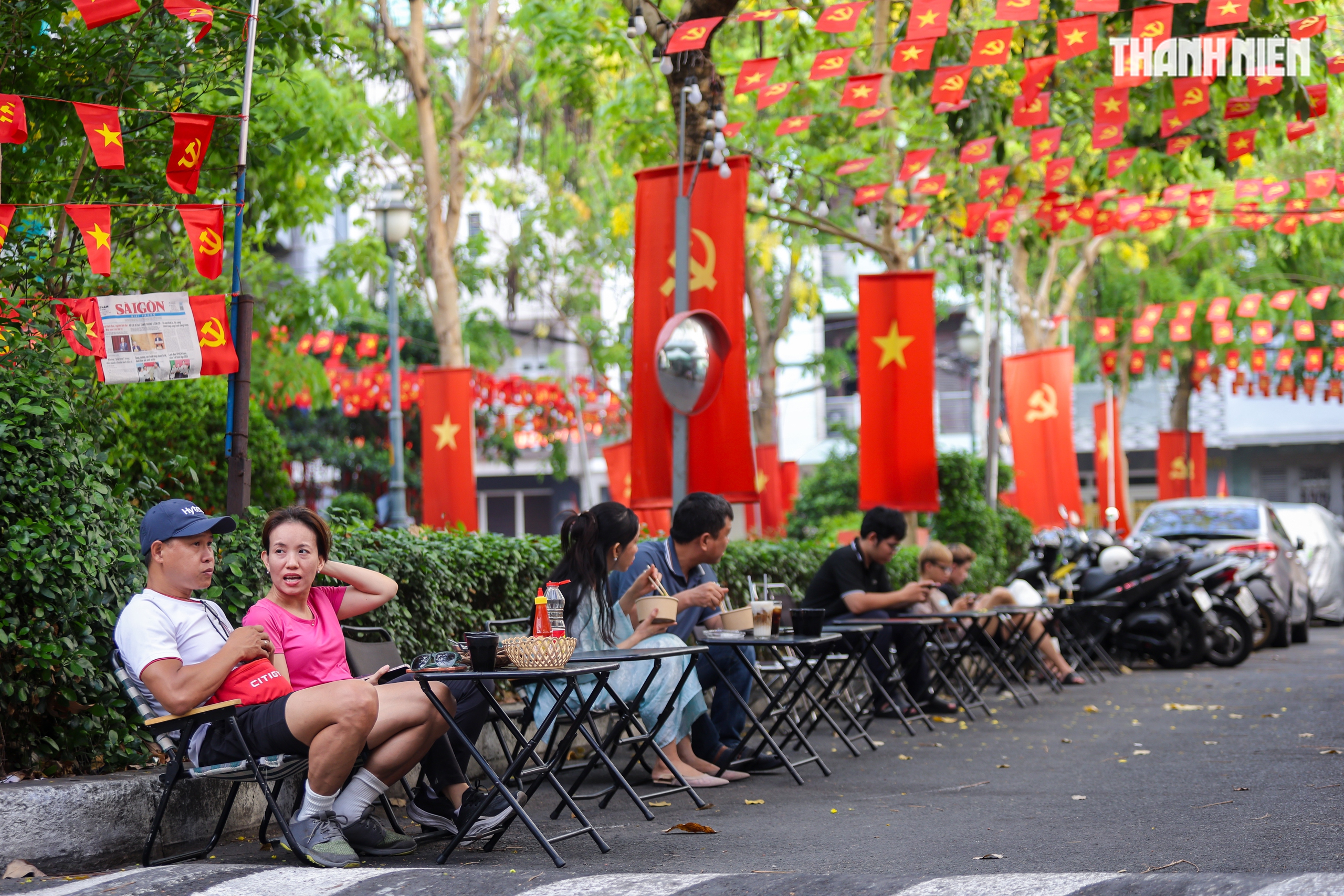 Ng&agrave;y đầu nghỉ lễ 30.4 - 1.5, đường phố TP.HCM lặng y&ecirc;n trong sắc cờ Tổ quốc - Ảnh 14.