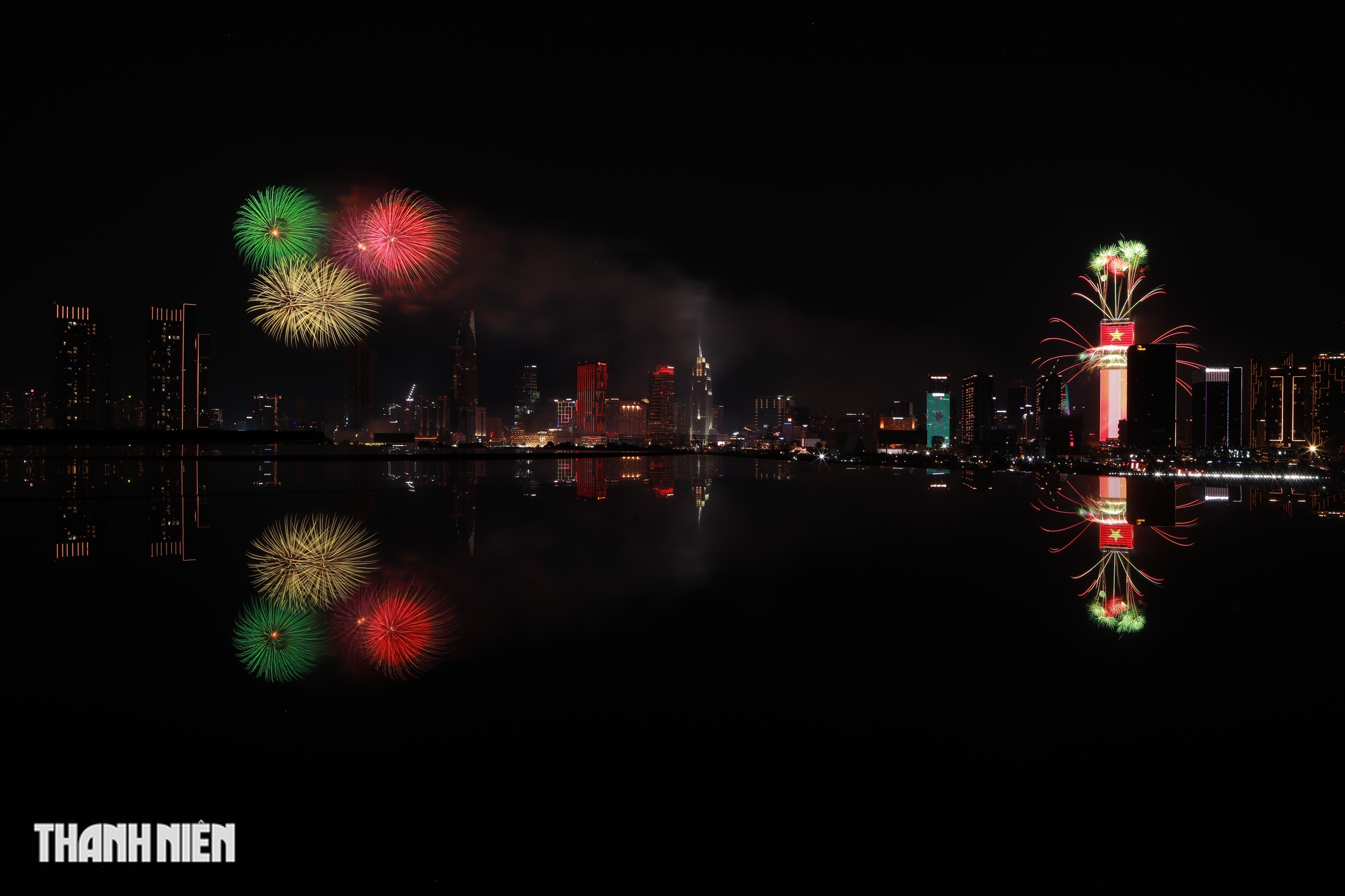 TP.HCM rực s&aacute;ng ph&aacute;o hoa ch&agrave;o mừng 51 năm đất nước thống nhất - Ảnh 17.