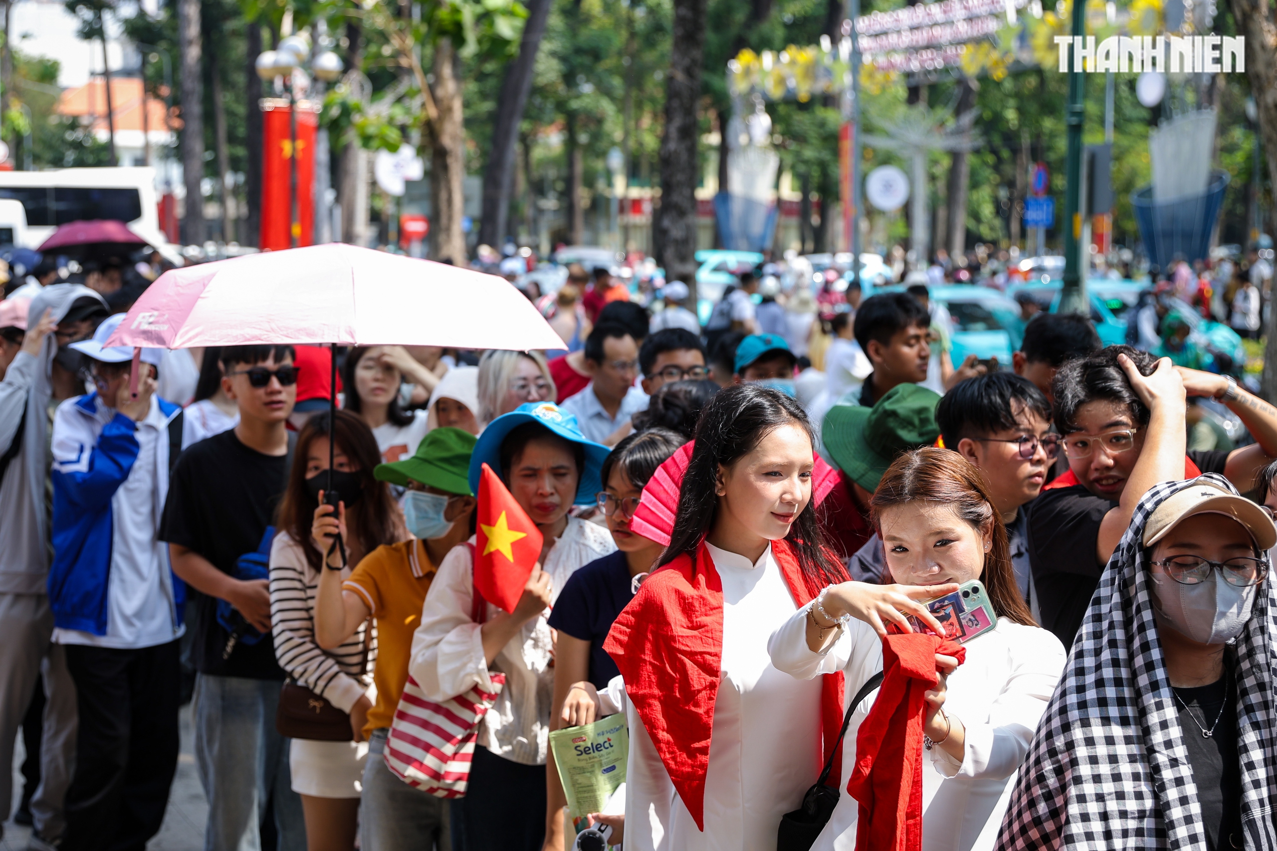 Biển người tại TP.HCM xếp h&agrave;ng chờ tham quan Dinh Độc Lập v&agrave;o s&aacute;ng 30.4 - Ảnh 4.