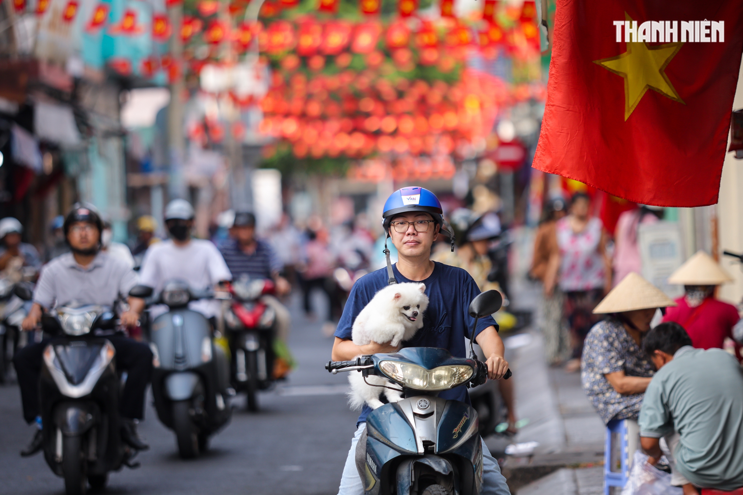 Ng&agrave;y đầu nghỉ lễ 30.4 - 1.5, đường phố TP.HCM lặng y&ecirc;n trong sắc cờ Tổ quốc - Ảnh 11.