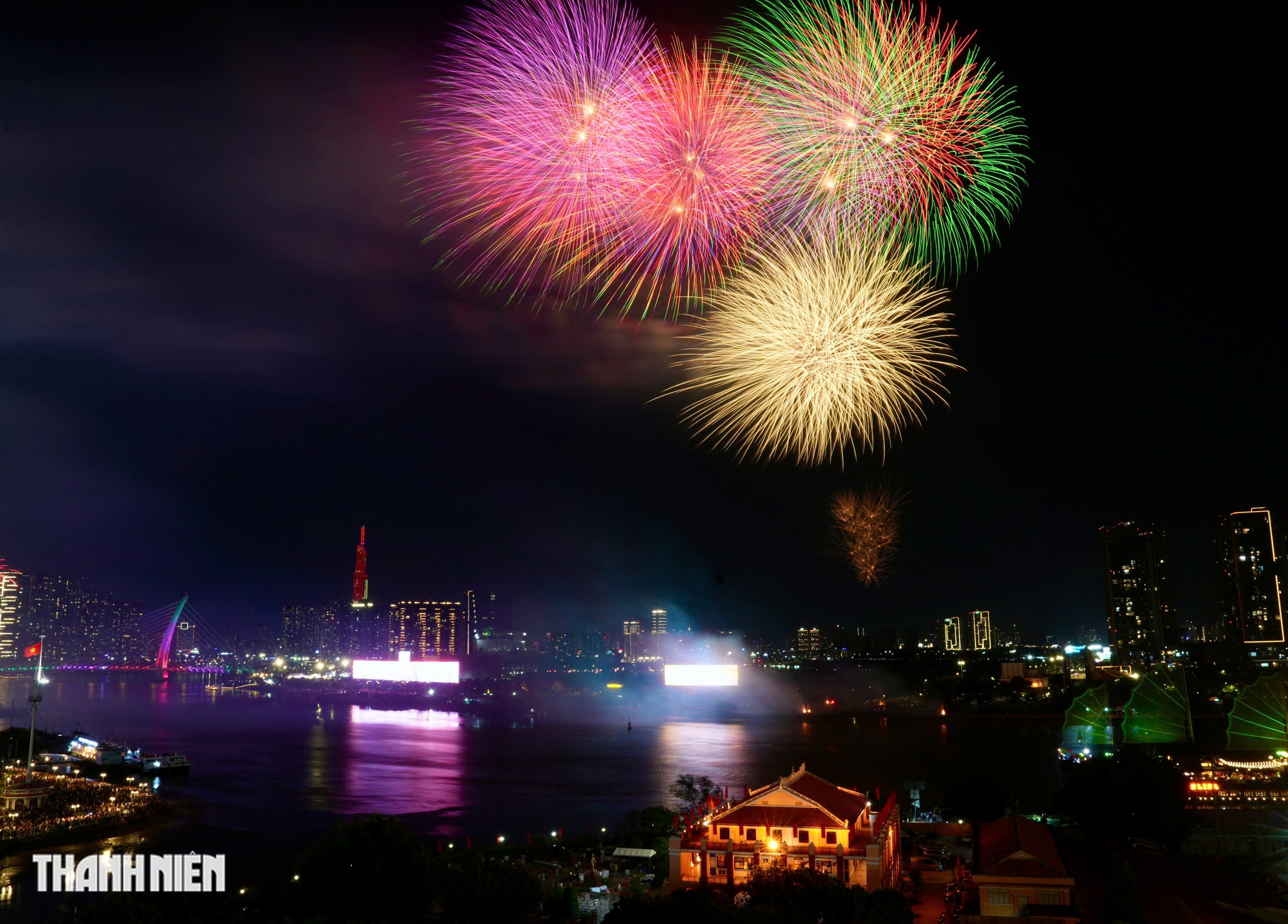 TP.HCM rực s&aacute;ng ph&aacute;o hoa ch&agrave;o mừng 51 năm đất nước thống nhất - Ảnh 3.
