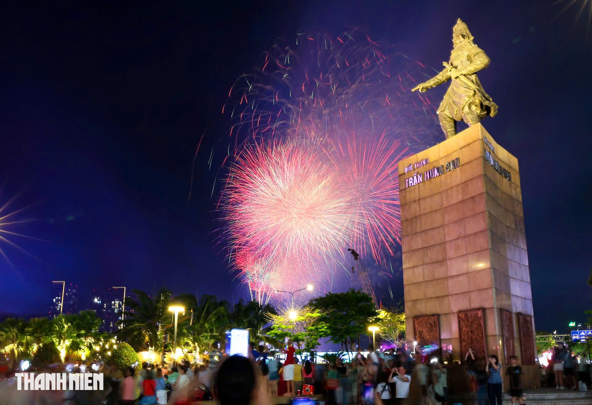TP.HCM rực s&aacute;ng ph&aacute;o hoa ch&agrave;o mừng 51 năm đất nước thống nhất - Ảnh 7.