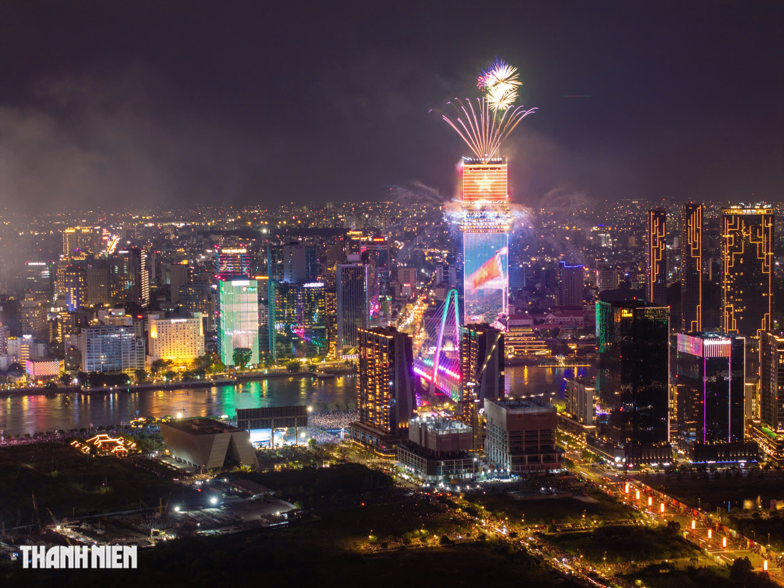 TP.HCM rực s&aacute;ng ph&aacute;o hoa ch&agrave;o mừng 51 năm đất nước thống nhất - Ảnh 19.