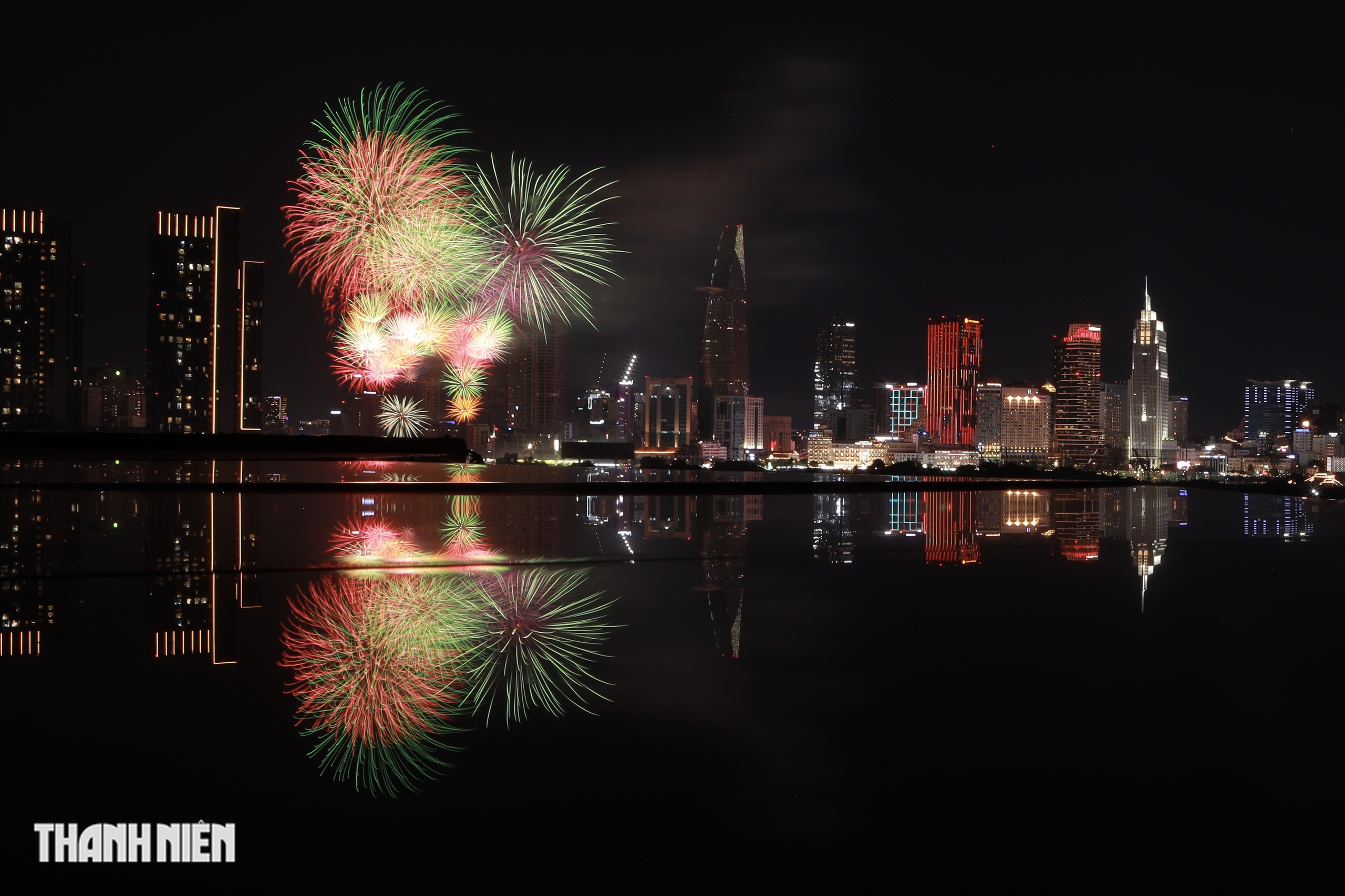 TP.HCM rực s&aacute;ng ph&aacute;o hoa ch&agrave;o mừng 51 năm đất nước thống nhất - Ảnh 18.