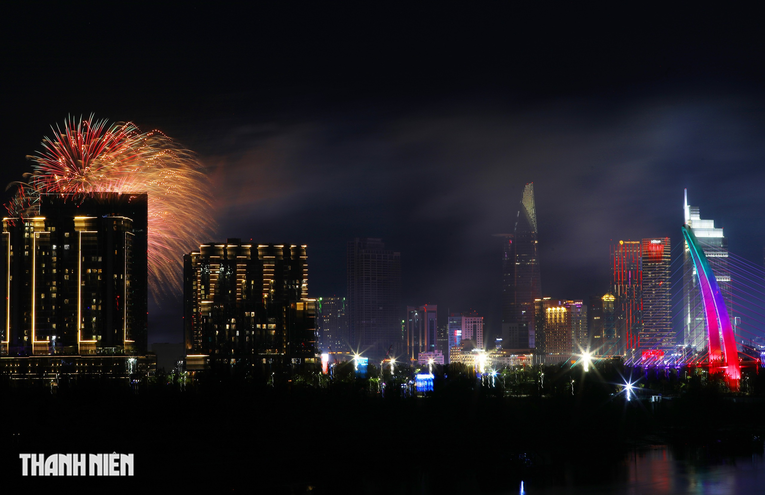 TP.HCM rực s&aacute;ng ph&aacute;o hoa ch&agrave;o mừng 51 năm đất nước thống nhất - Ảnh 15.