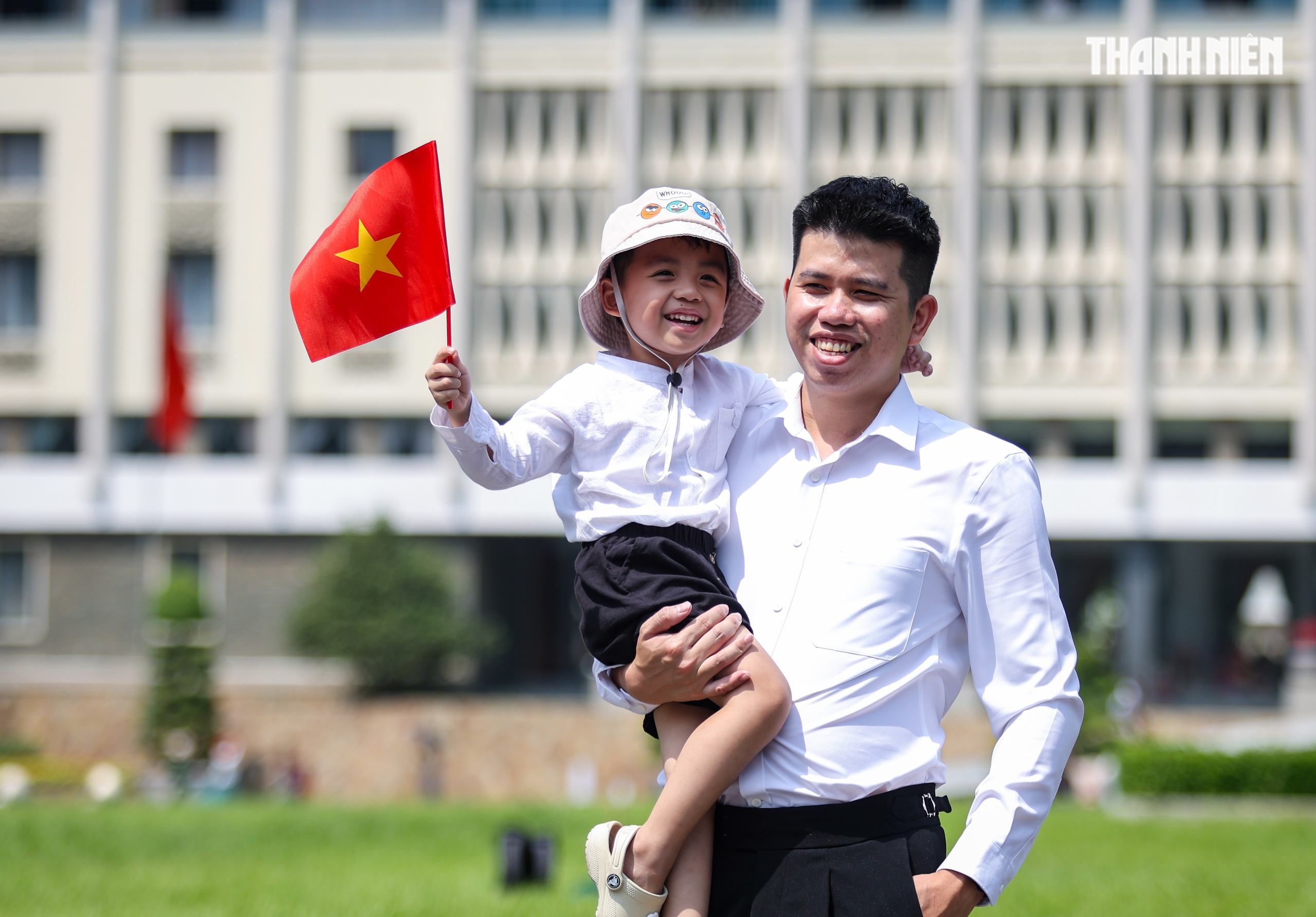 Biển người tại TP.HCM xếp h&agrave;ng chờ tham quan Dinh Độc Lập v&agrave;o s&aacute;ng 30.4 - Ảnh 7.