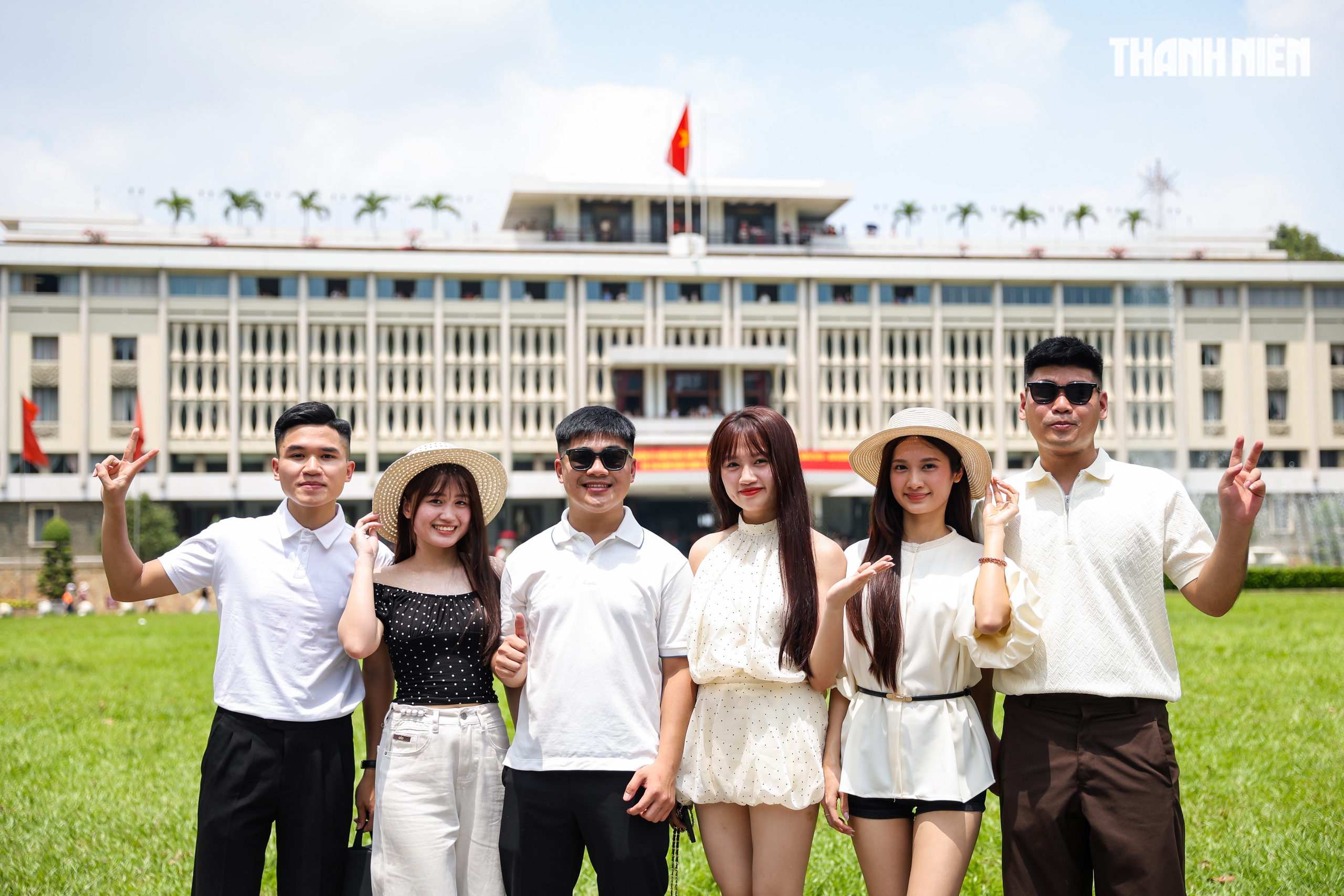 Biển người tại TP.HCM xếp h&agrave;ng chờ tham quan Dinh Độc Lập v&agrave;o s&aacute;ng 30.4 - Ảnh 6.