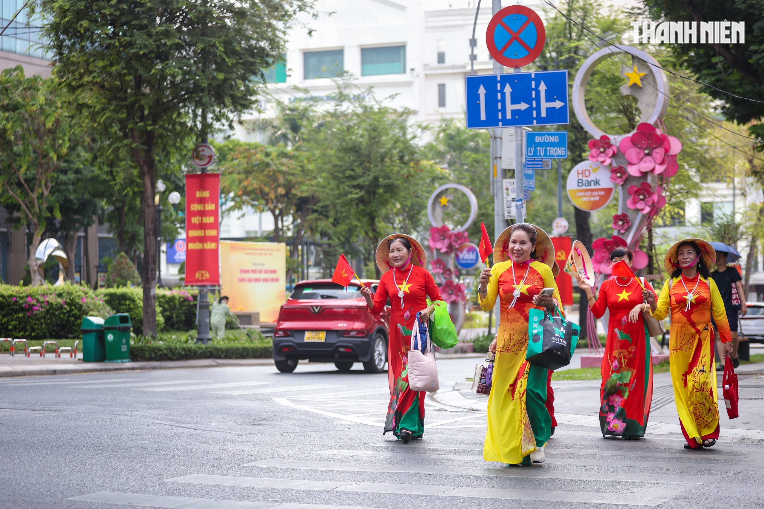 Ng&agrave;y đầu nghỉ lễ 30.4 - 1.5, đường phố TP.HCM lặng y&ecirc;n trong sắc cờ Tổ quốc - Ảnh 17.
