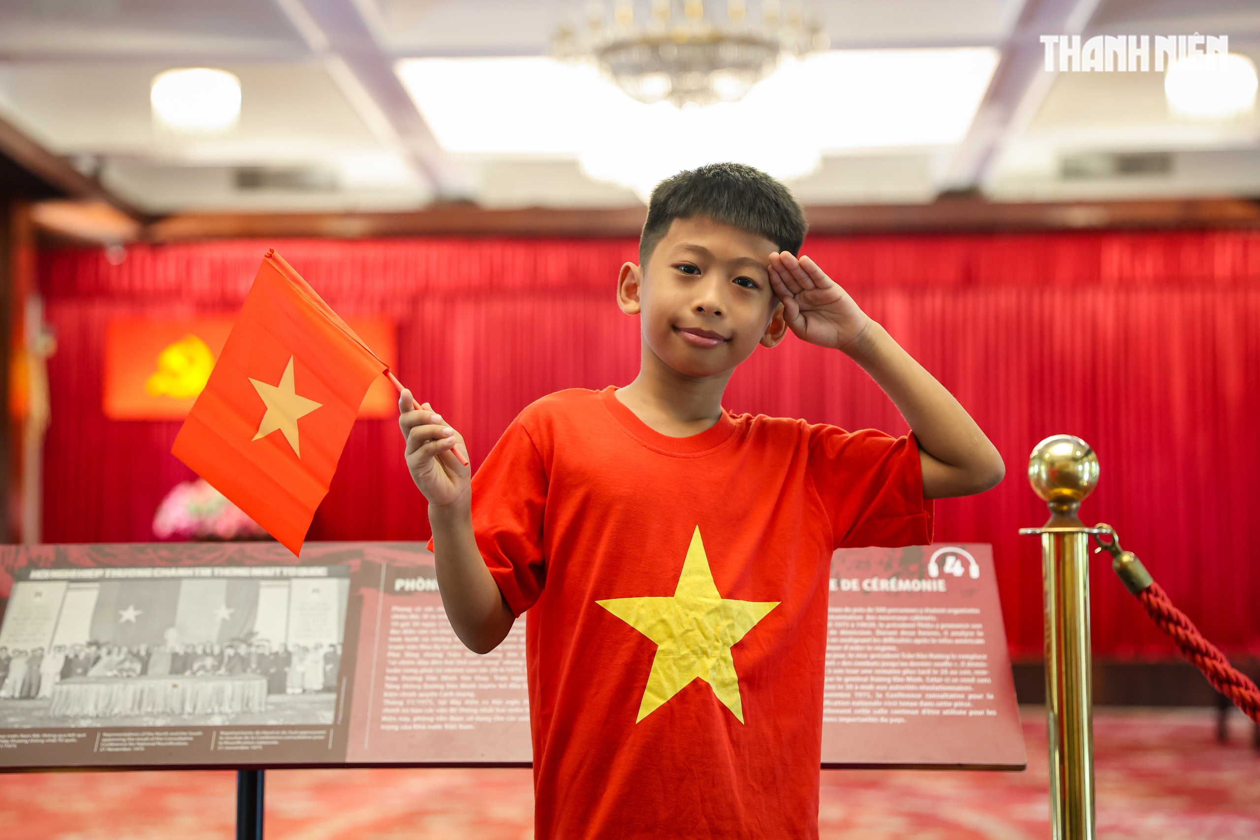 Biển người tại TP.HCM xếp h&agrave;ng chờ tham quan Dinh Độc Lập v&agrave;o s&aacute;ng 30.4 - Ảnh 13.