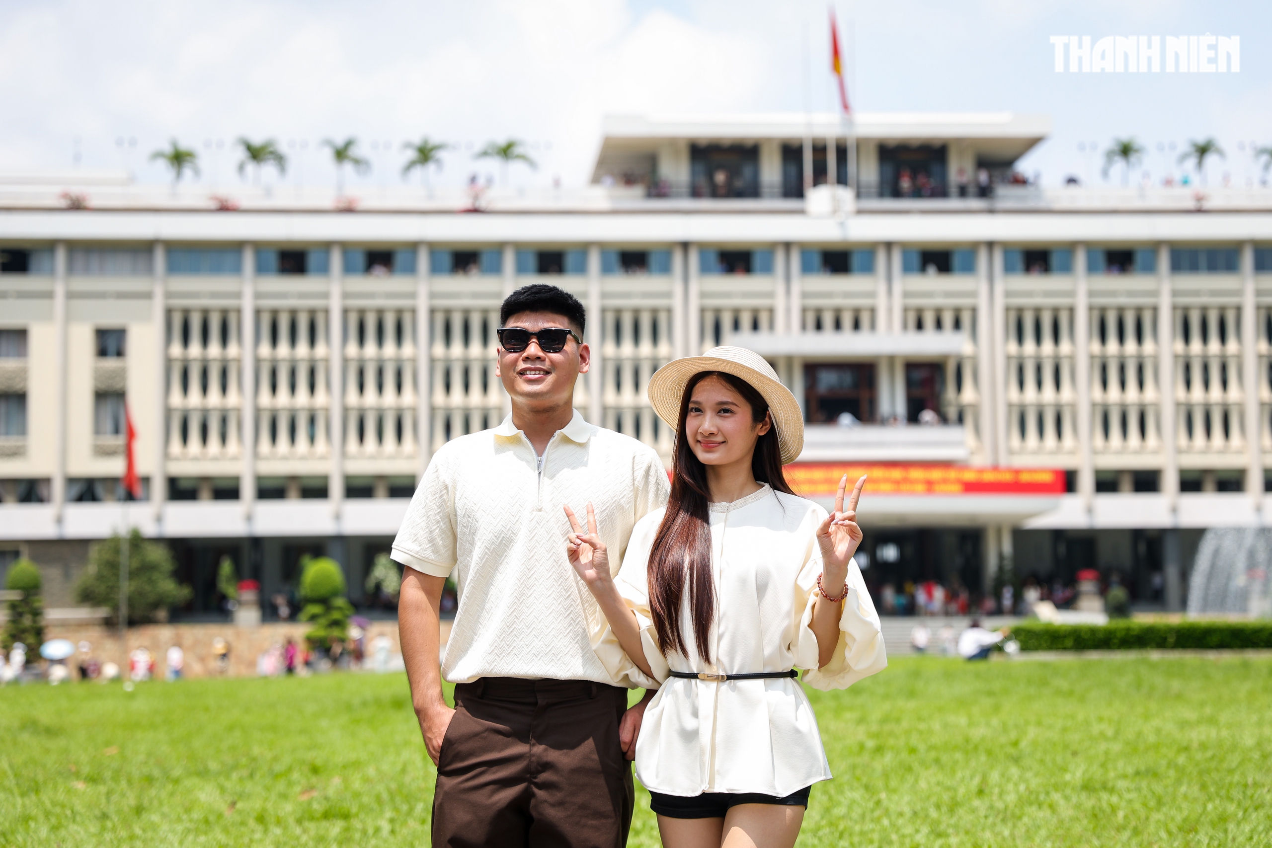 Biển người tại TP.HCM xếp h&agrave;ng chờ tham quan Dinh Độc Lập v&agrave;o s&aacute;ng 30.4 - Ảnh 8.